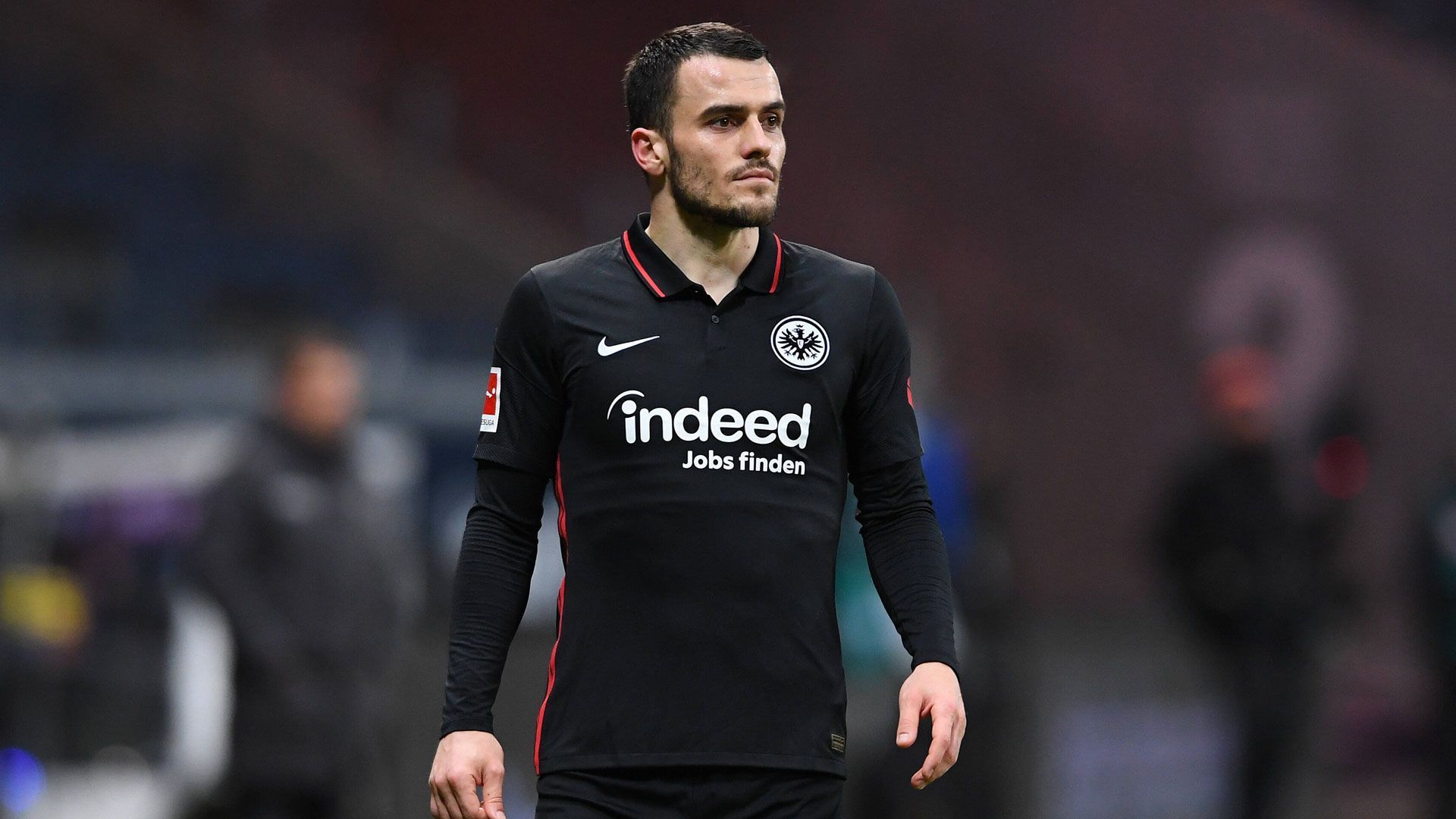 <strong>Filip Kostic </strong><br>
                Im Spätsommer 2021 wollte Filip Kostic per Streik offenbar den Wechsel zu Lazio Rom erzwingen. Vor dem Bundesligaspiel gegen Arminia Bielefeld blieb der Serbe dem Teamtraining fern. Der Wechsel scheiterte allerdings und Kostic bestritt im Nachgang die Streik-Vorwürfe via Instagram: Der Wechsel platzte. Auch aus Sicht von Kostic zum Glück. Mit der Eintracht gewann er rund ein Jahr später die Europa League.&nbsp;
