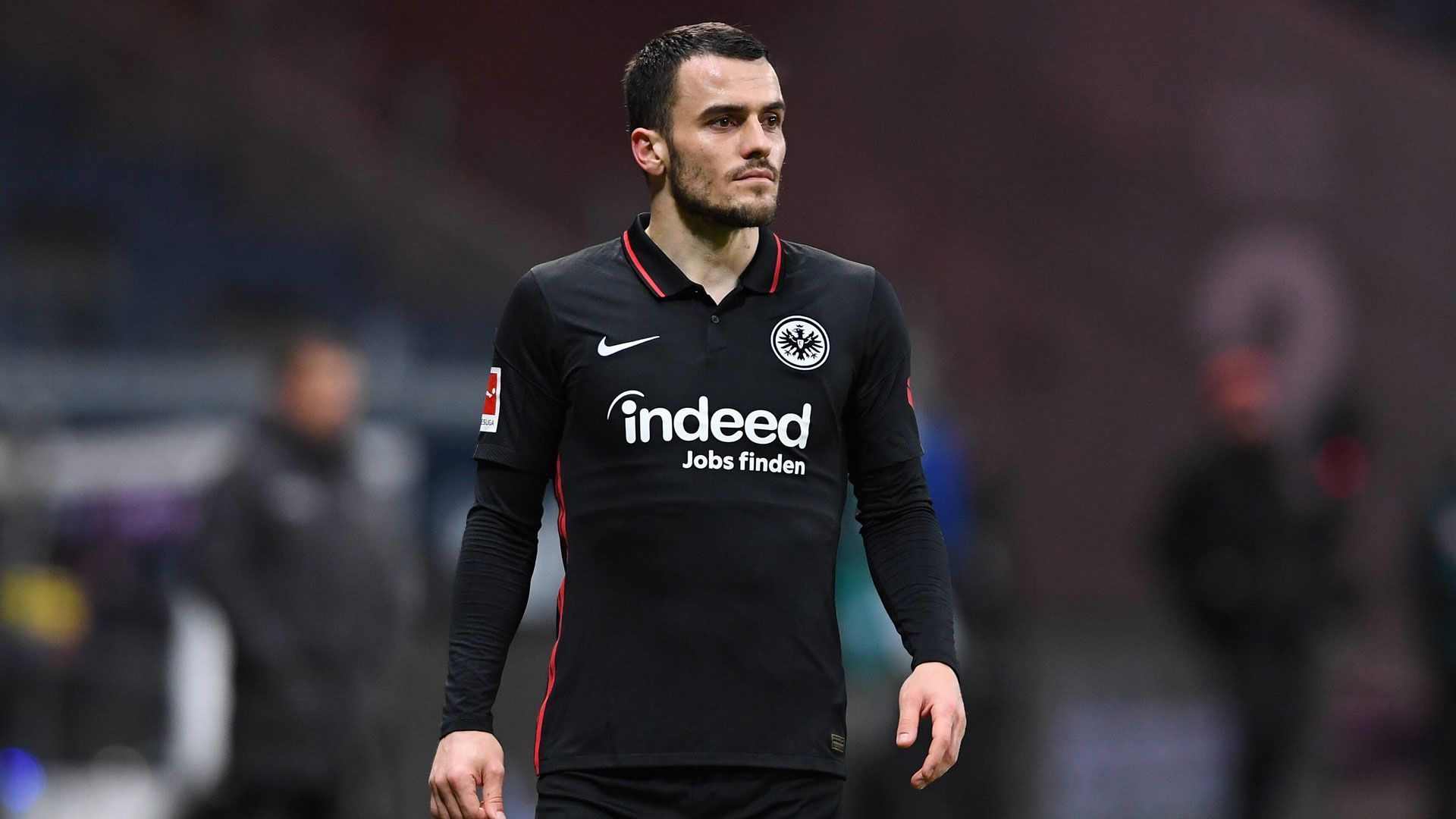 <strong>Filip Kostic </strong><br>
                Im Spätsommer 2021 wollte Filip Kostic per Streik offenbar den Wechsel zu Lazio Rom erzwingen. Vor dem Bundesligaspiel gegen Arminia Bielefeld blieb der Serbe dem Teamtraining fern. Der Wechsel scheiterte allerdings und Kostic bestritt im Nachgang die Streik-Vorwürfe via Instagram: Der Wechsel platzte. Auch aus Sicht von Kostic zum Glück. Mit der Eintracht gewann er rund ein Jahr später die Europa League.&nbsp;
