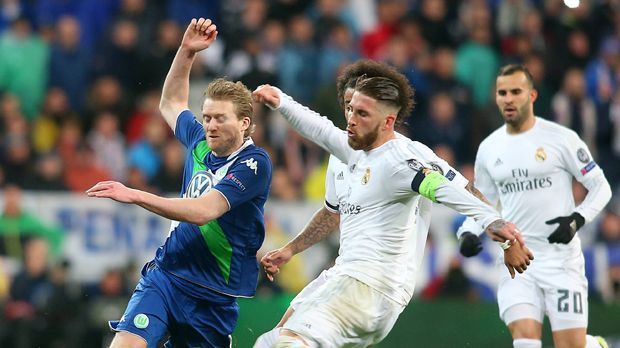 
                <strong>April 2016: CL-Viertelfinale gegen Real Madrid</strong><br>
                Nach den Auf und Abs der Bundesligasaison 2015/2016 blieb für Wolfsburg nur ein achter Platz - und der Abschied von der internationalen Bühne. Dabei träumte der VfL nach dem 2:0-Erfolg im Viertelfinal-Hinspiel der Champions League gegen Real Madrid doch von weiteren Festtagen in der Königsklasse. Die Realität war eine andere, damit musste der Klub neu planen.
              
