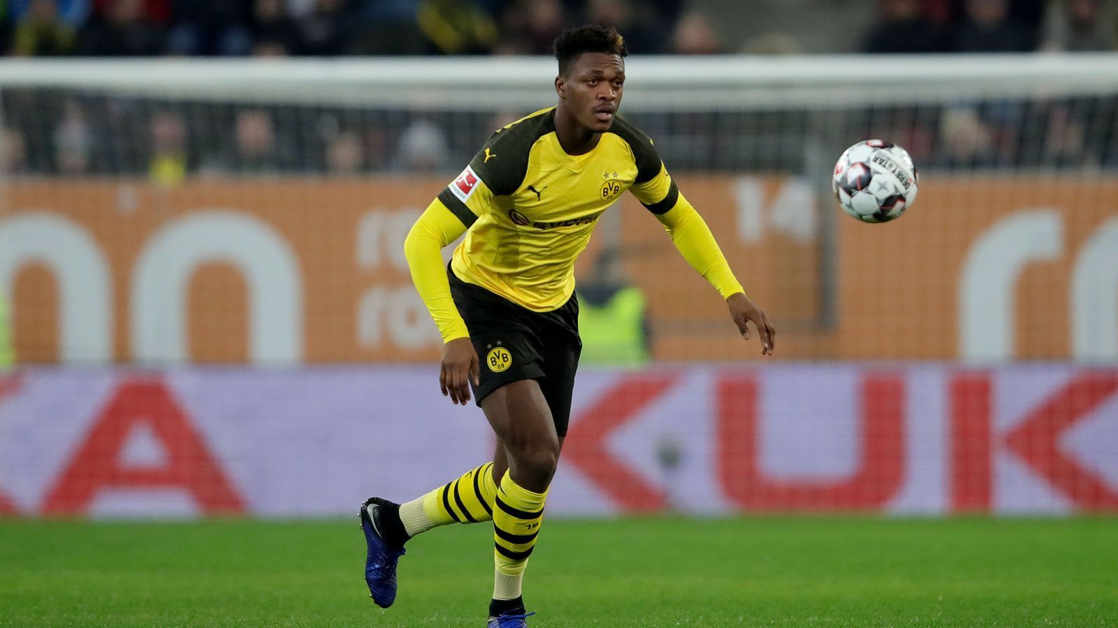 
                <strong>Dan-Axel Zagadou</strong><br>
                Ebenfalls als nicht unverkäuflich gilt Dan-Axel Zagadou. "France Football" berichtet, dass der Innenverteidiger beim FC Arsenal auf der Einkaufsliste stehe. Der Marktwert des Franzosen liegt laut "transfermarkt.de" bei 28 Millionen Euro.
              