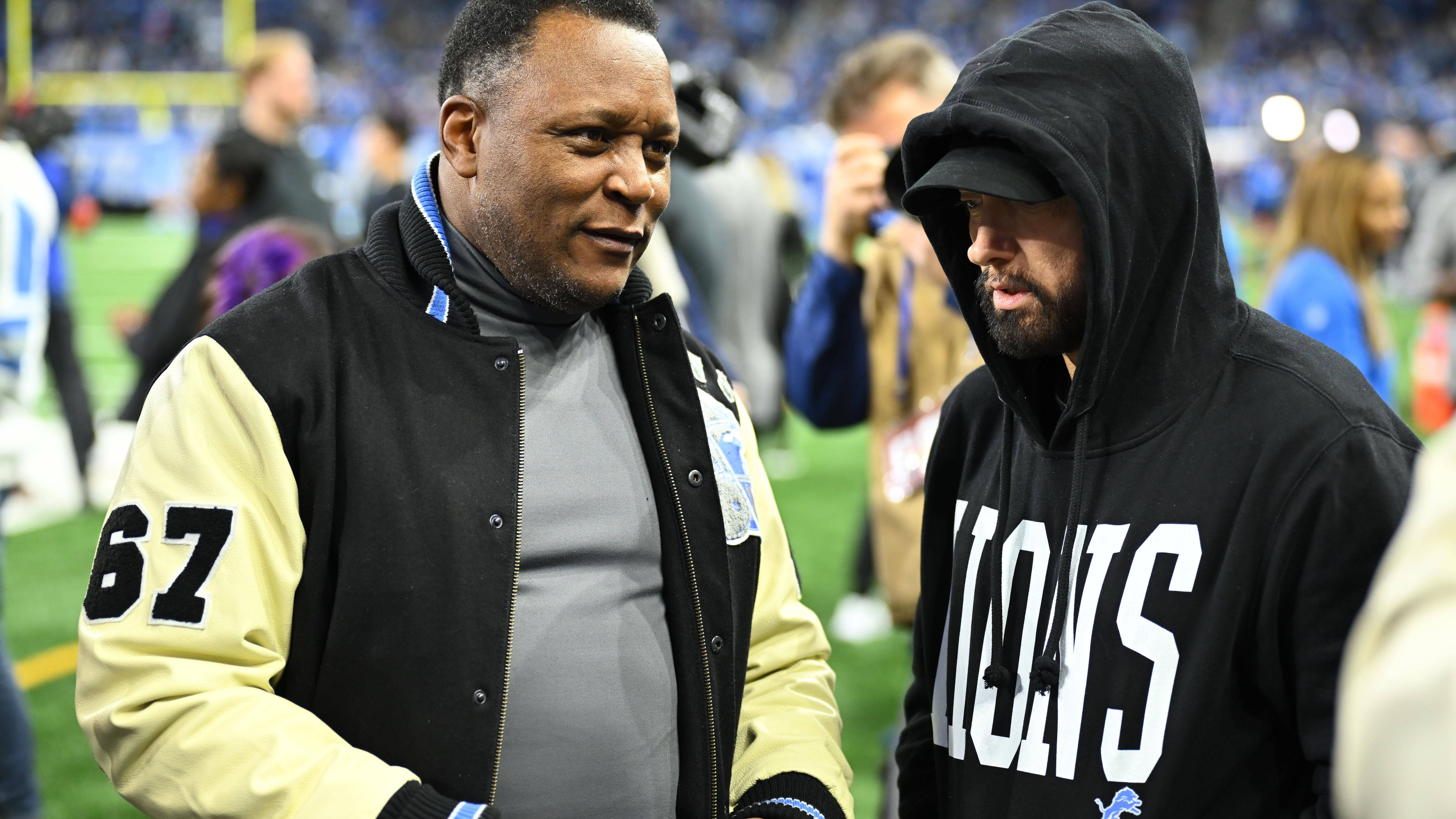 <strong>Verlierer: Eminem</strong><br>Der bekennende Lions-Fan und aus Detroit stammende Eminem hatte die wahrscheinlich besten Wochen seines Lebens. Die Lions standen tatsächlich im Championship Game um den Super Bowl. Und wer dem Rapper auf Social Media folgt, der hat gesehen, wie sehr er Head Coach Dan Campbell darum bat, ihn ins Team aufzunehmen.