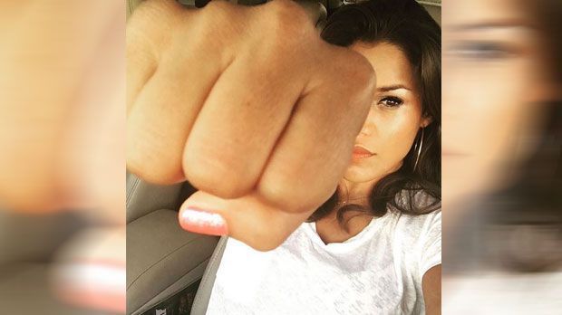 
                <strong>So sexy ist UFC-Bad Girl Julianna Pena</strong><br>
                2015 wurde sie nach einer Bar-Schlägerei vorübergehend festgenommen. Sie soll einem Barkeeper und Barbesitzer zwischen die Beine getreten haben, als diese ihr und ihrem Trainingspartner den Zutritt zur Location verweigert hatten.
              