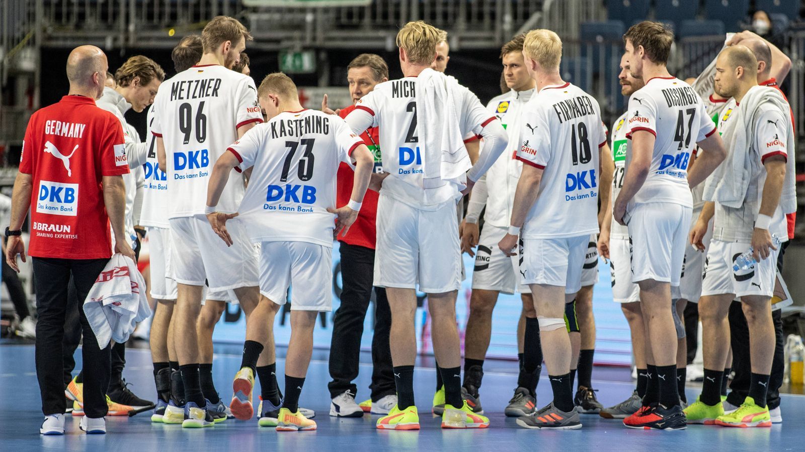 
                <strong>Deutschland</strong><br>
                Alfred Gislason, der unter anderem den THW Kiel trainiert hat und drei Mal die Champions League gewann, blickt seinem ersten Turnier als Bundestrainer entgegen. In Hendrik Pekeler, Patrick Wiencek und Finn Lemke haben drei Schlüsselspieler der Verteidigung ihre Teilnahme abgesagt, zudem auch der wurfstarke Rückraumspieler Steffen Weinhold. Das Prunkstück sind die Außenpositionen mit Uwe Gensheimer, Tobias Reichmann oder Timo Kastening. Die ersten beiden Gruppengegner Uruguay und Kap Verden sollten kein Problem darstellen. Ungarn wird die erste Standortbestimmung. ran.de-Tipp: Wenn Deutschland sich trotz der Absagen als Mannschaft findet, ist das Halbfinale möglich.
              