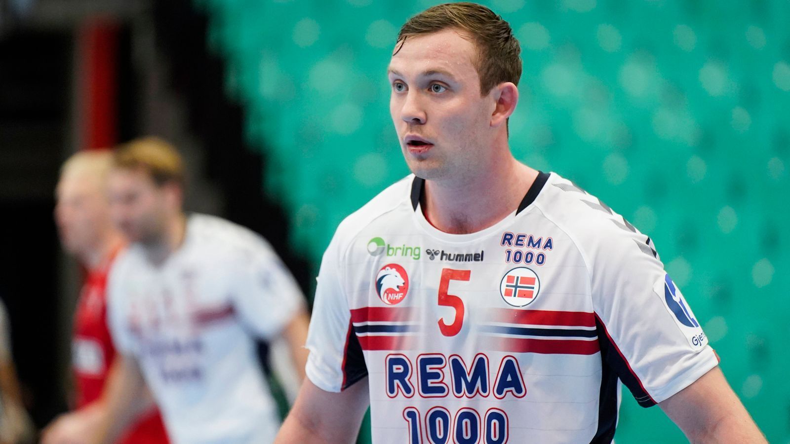 
                <strong>Norwegen </strong><br>
                Norwegen hat sich in den vergangenen Jahren zu einer Handball-Macht entwickelt. Bei den vergangenen beiden Weltmeisterschaften gelangten die Nordeuropäer jeweils in das Finale und holten die Silbermedaille. Bei der Europameisterschaft 2020 belegten sie den 3. Platz. Der Aufschwung hängt vor allem mit einem Spieler zusammen: Sander Sagosen (Foto). Der Spielmacher des THW Kiel gilt als der möglicherweise beste Feldspieler der Welt, somit auch als der nächste potenzielle Welthandballer. Der 25-Jährige hat ein gutes Auge für die Mitspieler, ist effektiv im Abschluss und kann Spiele alleine entscheiden. ran.de-Tipp: Mit einem Sagosen in Bestform ist alles möglich, mindestens das Halbfinale.
              