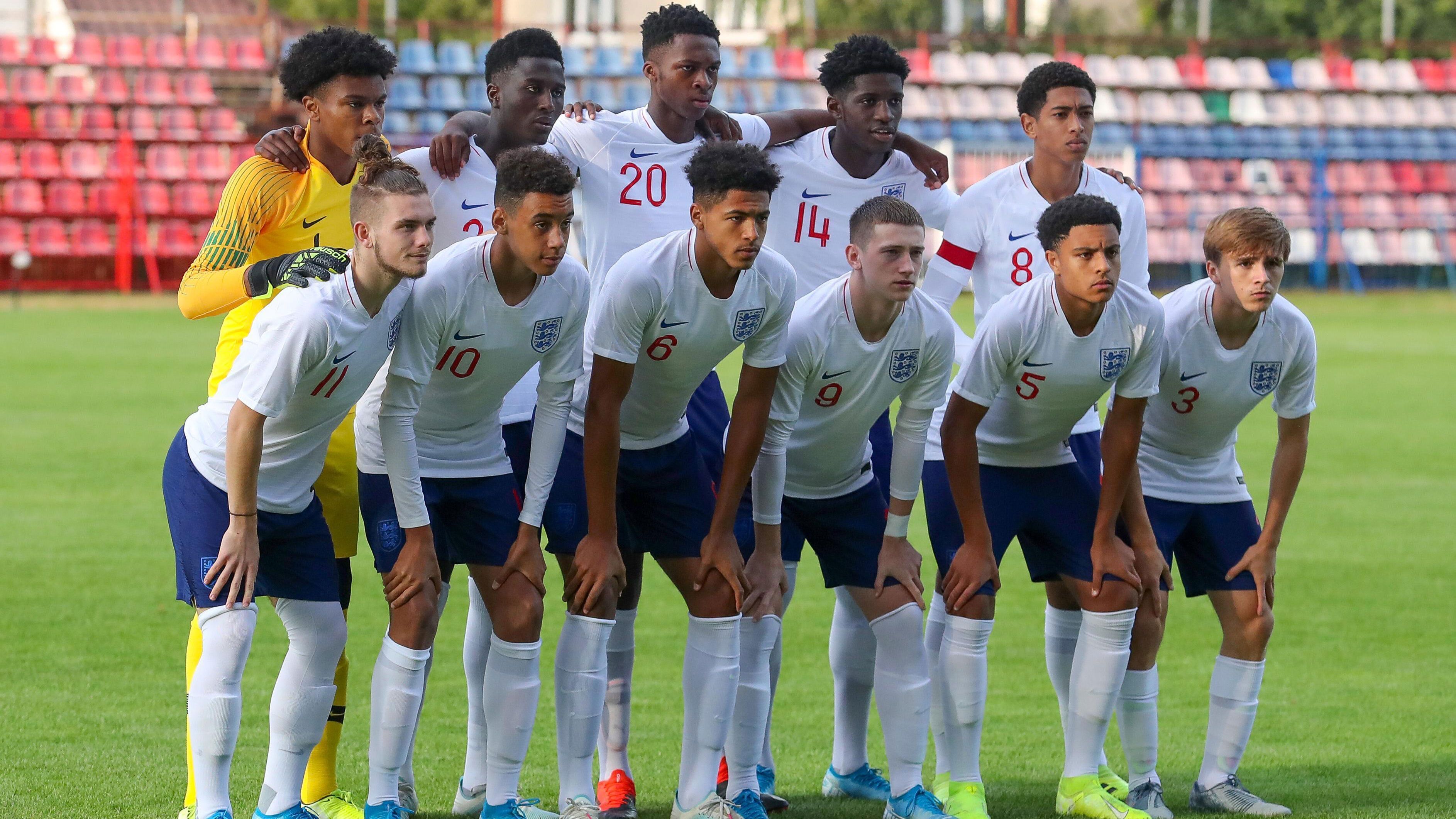 
                <strong>Gemeinsam im U-Nationalteam</strong><br>
                Bereits früh kreuzten sich die Wege der beiden Hochbegabten, gemeinsam kickten sie für die U15-Nationalmannschaft Englands. In der "Sport Bild" erinnert sich ihr ehemaliger Trainer Kevin Batsy: "Er [Jamal Musiala, Anm. d. Red.] war sehr klein, hatte nicht die körperliche Power. Aber er hatte eine außergewöhnliche Ballkontrolle auf engem Raum und war eiskalt vorm Tor. Jude habe ich erstmals bei einem U12-Turnier mit Birmingham in Watford gesehen. Er hatte ein hohes technisches und taktisches Level. Vor allem war er extrem mutig in allen Aktionen. Beide haben wir sofort ins U15-Nationalteam eingeladen."
              