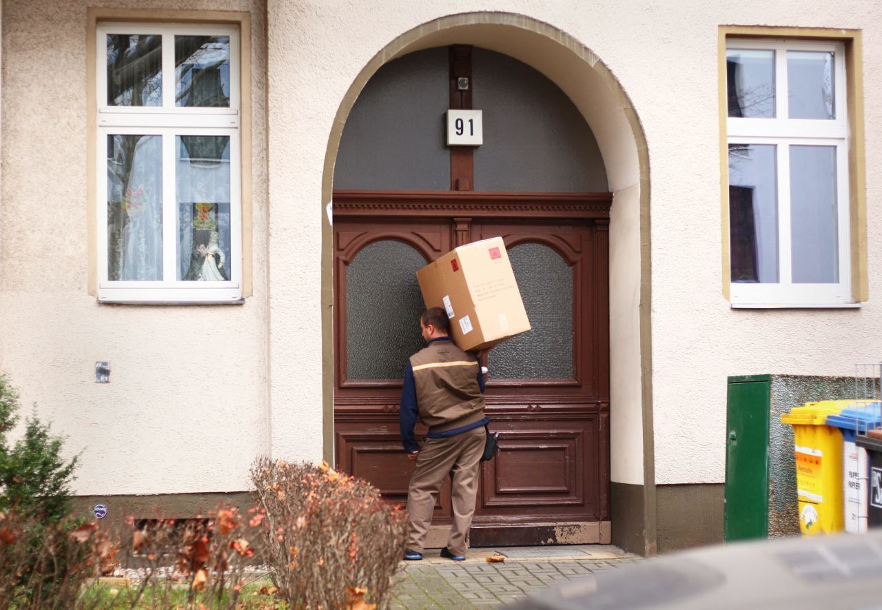 Du bist endlich mal zu Hause, wenn der Paketbote deine Päckchen und Bestellungen bringt.