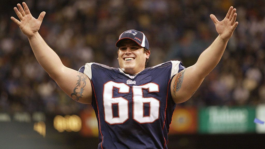 
                <strong>Longsnapper</strong><br>
                Lonie Paxton: 2000 - 2008, 141 Spiele, 3 Super Bowl-Siege
              