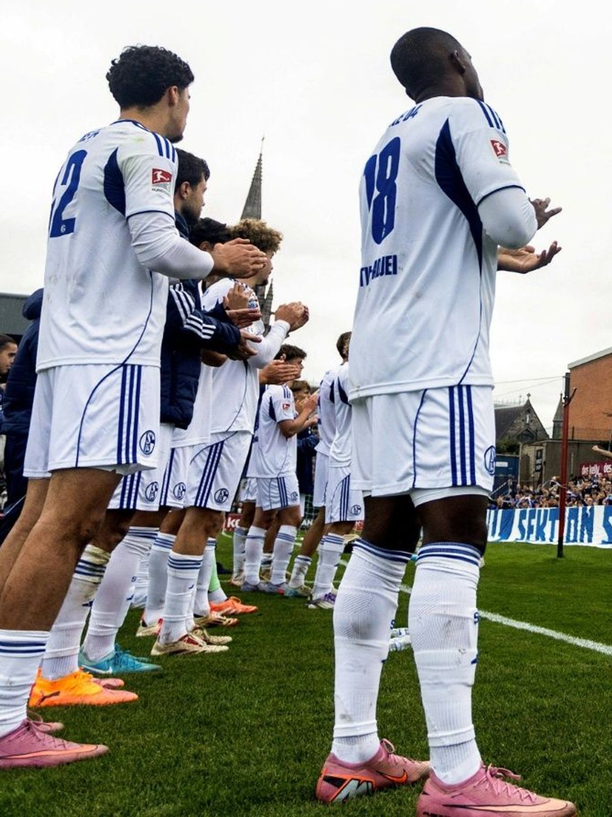 Die Schalker-Mannschaft nach dem Test in Dublin