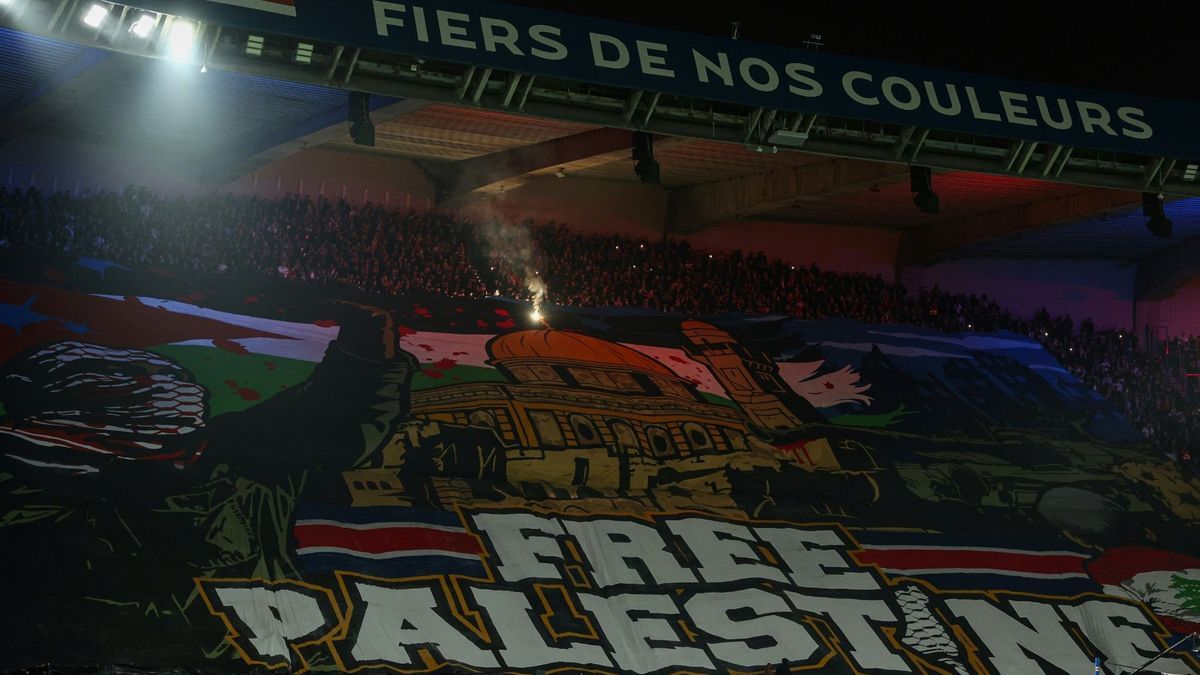 Ein Banner der Pariser Ultras sorgt für Aufsehen