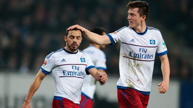 
                <strong>Platz 11: Hamburger SV</strong><br>
                Platz 11: Hamburger SV (12 Punkte). Nachdem die Jungs von Bruno Labbadia vergangene Saison fast abgestiegen wären, scheinen sie sich gefangen zu haben und stehen mit 14 Punkten auf Platz zehn. Wäre Abpfiff nach der ersten Halbzeit, hätte der HSV allerdings zwei Pünktchen weniger gesammelt.
              