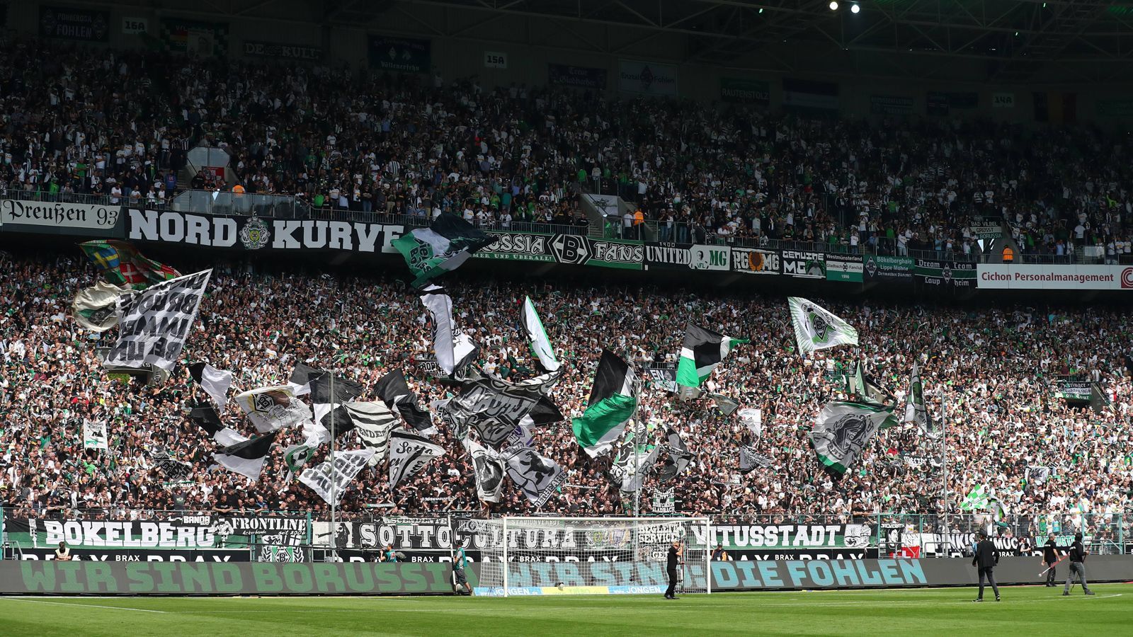 <strong>Vereinshymnen der Bundesliga: Gladbach nicht mehr "Elf vom Niederrhein"</strong><br>In Gladbach endet eine Ära. Die "Fohlen" laufen nicht mehr unter dem Songs "Die Elf vom Niederrhein" ein. Nach einem Streit zwischen&nbsp;dem Komponisten des Liedes sowie dem Vize-Chef des Fanprojekts "FPMG Supporters" ist nun "Die Seele brennt" der Gladbach-Einlaufsong.&nbsp;<strong><em>ran</em></strong> zeigt die Hymnen der Bundesligisten. (Stand: 16. September 2024)