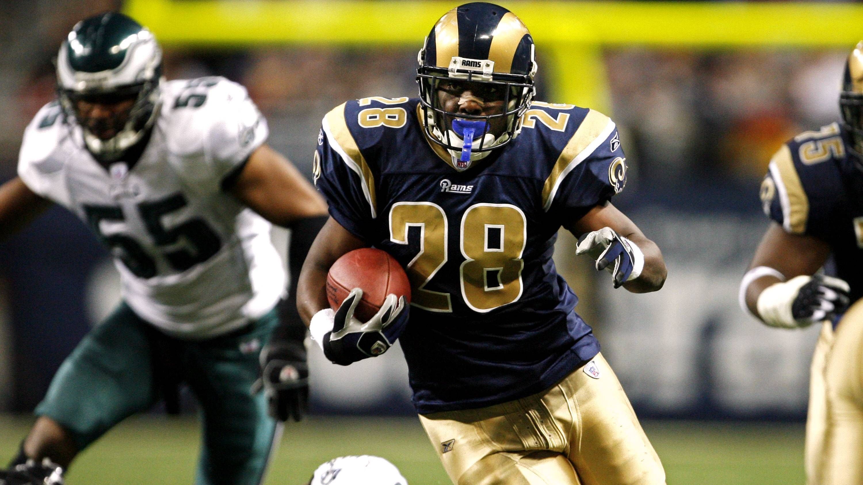 <strong>28: Marshall Faulk</strong><br>Teams: Indianapolis Colts, St. Louis Rams<br> <strong></strong>Position: Running Back<br>Erfolge: Pro Football Hall of Famer, Super-Bowl-Champion 2000, 2000 NFL MVP<br>Honorable Mentions: Darrell Green, Adrian Peterson, Curtis Martin