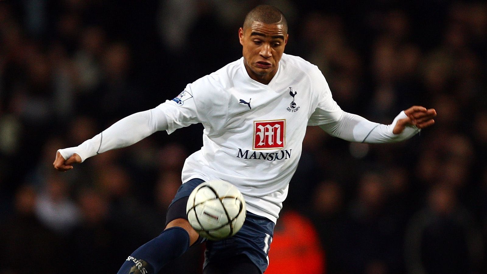 
                <strong>Tottenham Hotspur (Premier League)</strong><br>
                Im Sommer 2007 war für Boateng Schluss in der Bundesliga. Er entschied sich für einen Wechsel auf die Insel. Für rund acht Millionen Euro unterschrieb der Deutsch-Ghanaer in Tottenham. In seiner ersten Saison in England gewann er mit seinem Team den League Cup und qualifizierte sich für die Europa League. Nach einem Trainerwechsel lief die zweite Saison in Tottenham frustrierend, Boateng wurde verliehen.
              