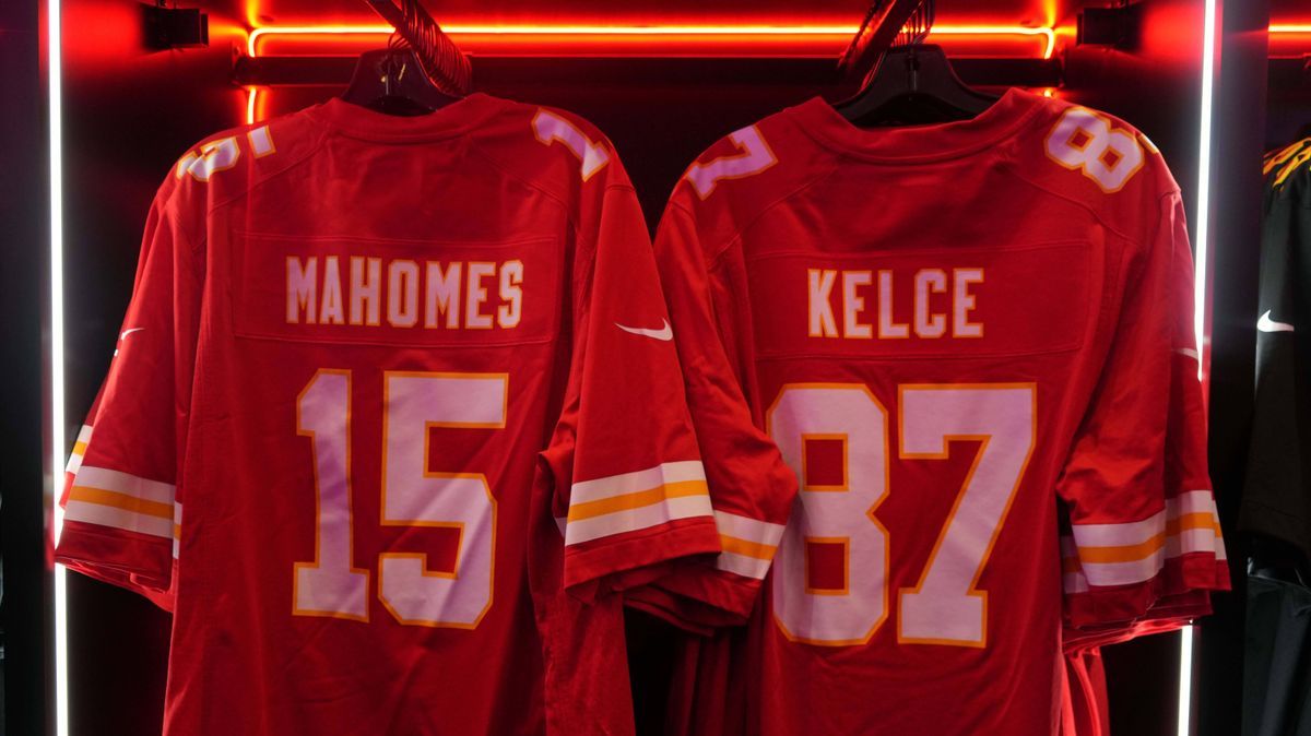 NFL, American Football Herren, USA Super Bowl LIX-City Scenes Feb 4, 2025; New Orleans, LA, USA; The Nike football jerseys of Kansas City Chiefs quarterback Patrick Mahomes (15) and tight end Travi...