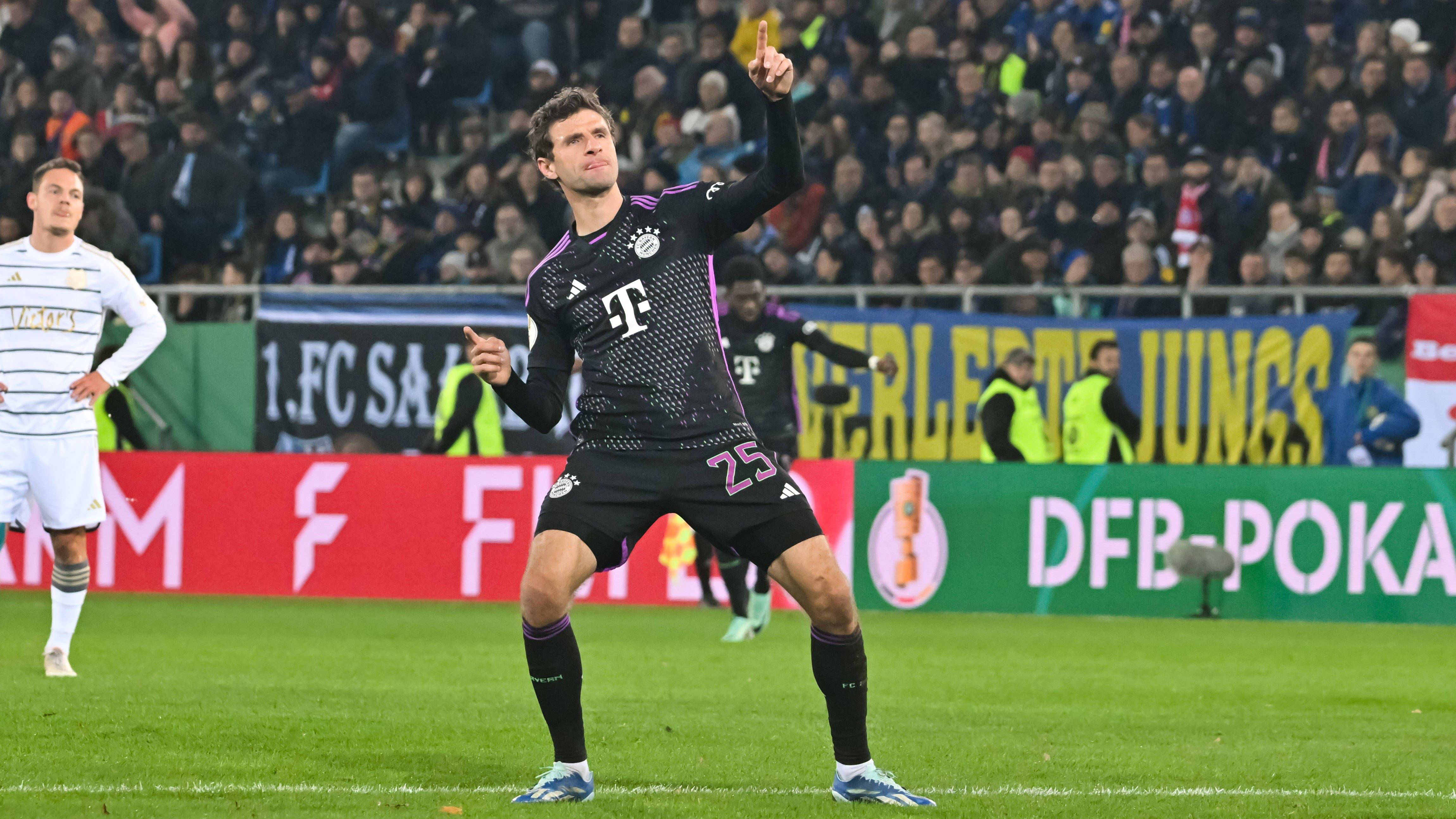 <strong>Thomas Müller</strong><br>Zeigt schon nach einer Viertelstunde mit seinem Führungstor, wie wichtig er weiterhin für die Bayern ist. Bekommt aber im weiteren Verlauf nicht viele Bälle und bleibt relativ wirkungslos. <em><strong>ran</strong></em>-Note: 3