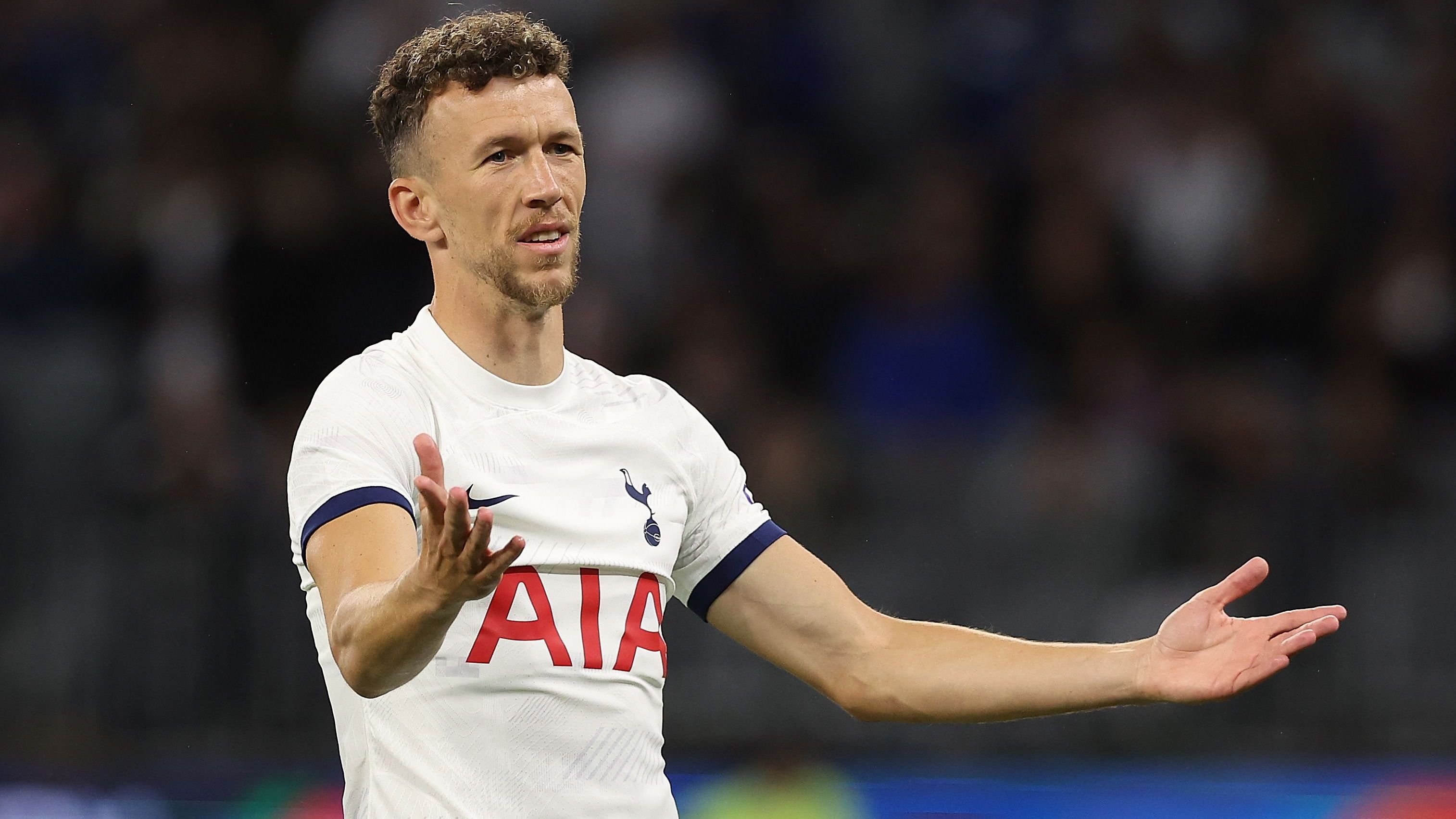 <strong>Tottenham Hotspurs (Abgänge)</strong><br>Auch hier kann Ange Postecoglou zufrieden sein. Zwar ließ man mit Emerson Royal, Tanguy Ndombele, Ivan Perisic und Eric Dier große Namen ziehen, keiner der genannten hatte bei Tottenham allerdings Startelf-Potenzial. Kader also zusammengehalten, einige entbehrliche Akteure abgegeben - gutes Business in London, wenn auch kostspielig.