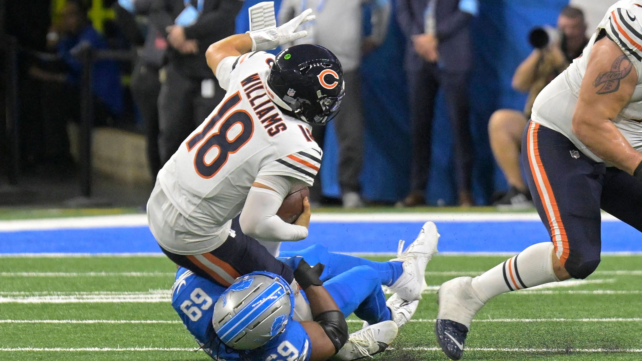 <strong>NFL: Diese Quarterbacks kassierten die meisten Sacks</strong><br>Der Quarterback-Sack ist ein Affront an die O-Line, schließlich hat man den eigenen Spielmacher nicht gut genug beschützt. Aber bei welchen Teams war der wichtigste Mann auf dem Platz sicher in der Pocket? Und wer musste die meisten Sacks einstecken? <strong><em>ran</em></strong> hat euch die Sack-Statistiken der Quarterbacks in der vergangenen Regular Season zusammengefasst <em>(Quelle: nfl.com, Stand: 25.02.2025).</em>