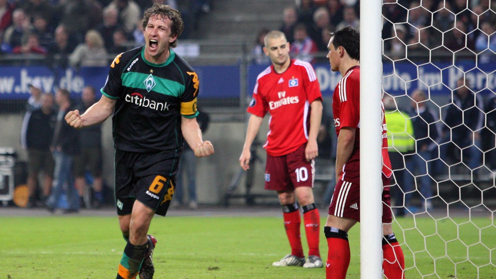 
                <strong>Hamburger SV - Werder Bremen (Saison 2008/09)</strong><br>
                Im innerdeutschen Uefa-Cup-Halbfinale von 2009 trafen die nun künftigen Zweitligisten Werder Bremen und Hamburger SV aufeinander. Nach einem 1:0-Hinspielsieg des HSV an der Weser gingen die Hamburger euphorisiert ins Rückspiel, wurden aber recht schnell und hart auf den Boden der Realität zurückgeholt. Mit dem zwischenzeitlichen Treffer zum 3:1 für Werder sorgte Frank Baumann (Bild) im Laufe der zweiten Halbzeit schon für die Entscheidung zugunsten Bremens. Auch ein Tor von Ivica Olic zum 2:3-Anschluss des HSV half dem damaligen Bundesliga-Dino nicht mehr - Werder schaffte es dank der Auswärts-Torregel bei einem Gesamtscore von 3:3 ins letzte Uefa-Cup-Endspiel der Geschichte des Wettbewerbs. Danach wurde der Wettbewerb durch die Europa League ersetzt.
              