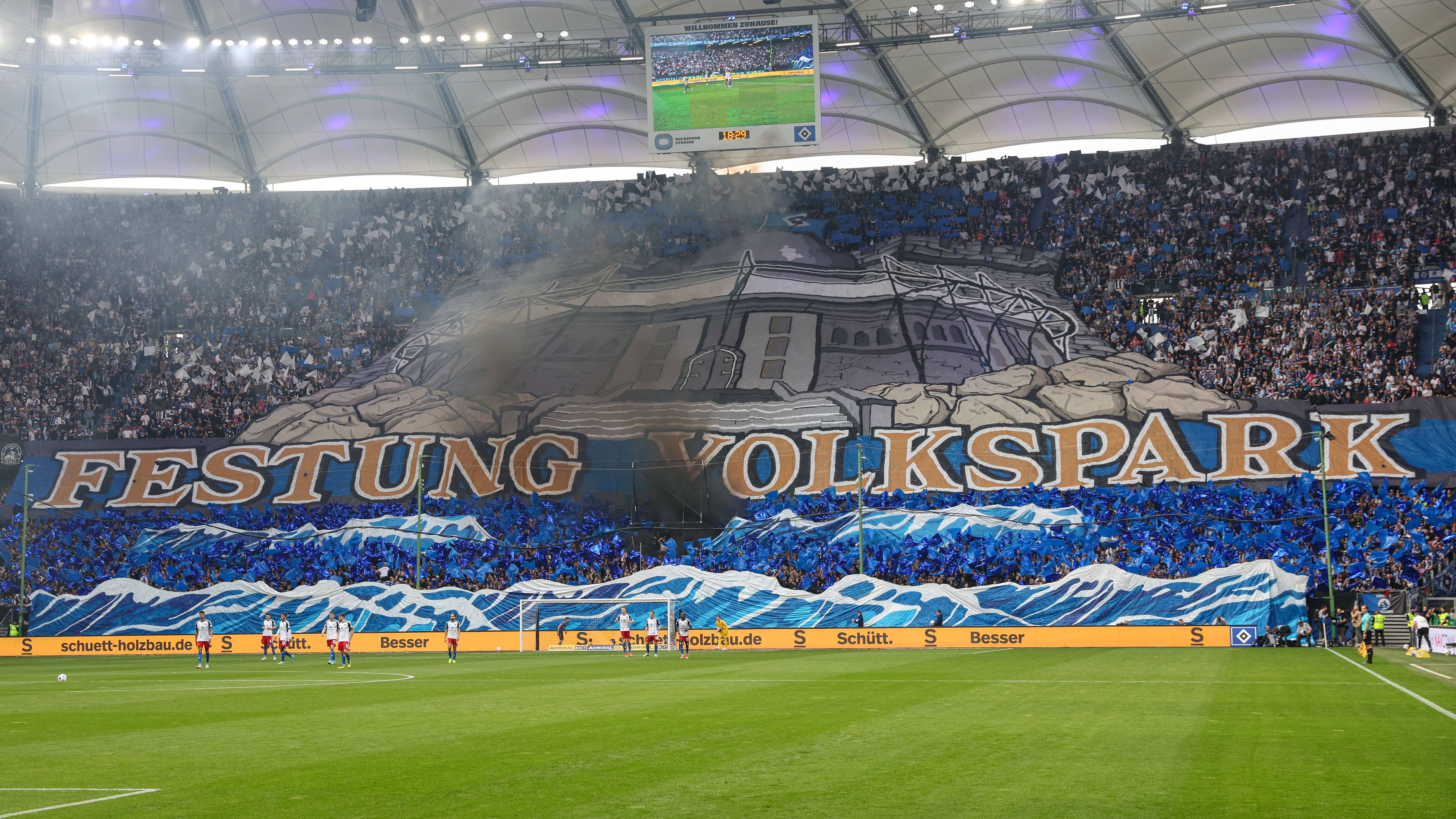 <strong>Hamburger SV - FC St. Pauli</strong><br>... der zahlreiche Titel feiern konnte und eher die Mittel- und Oberschicht anzieht, von den Kiezkickern. Diese werden oft als finanziell klammer Underdog stilisiert. Zuletzt versprachen die Derbys vor allem einige Tore, riesige Choreos und mächtig Alarm von den beiden Fanlagern.