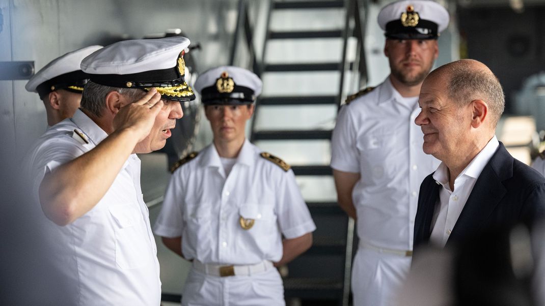 Kanzler Scholz zu Besuch bei deutschen Truppen im Infopazifik.