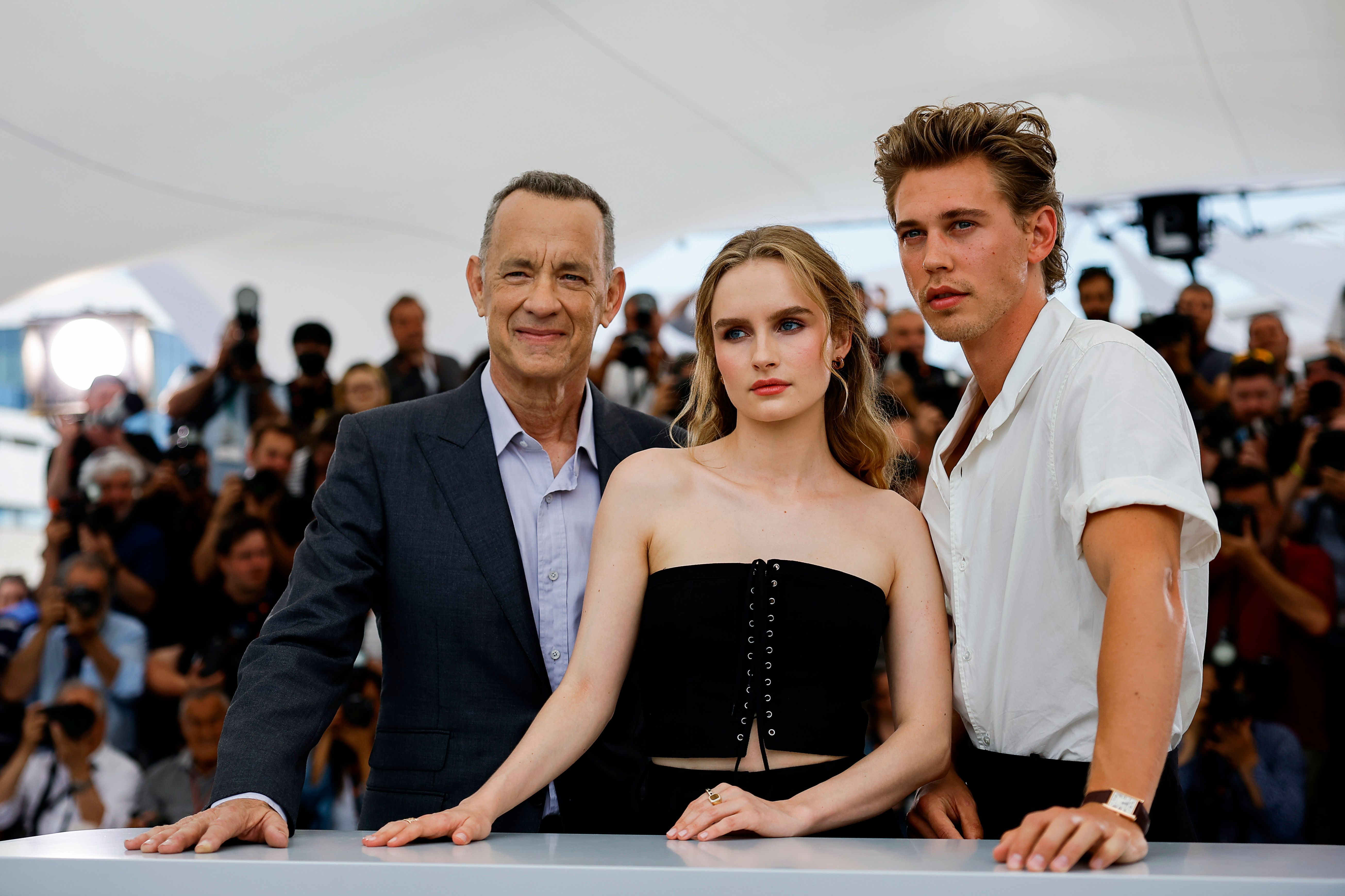 Tom Hanks, Austin Butler und Olivia DeJonge mit dem Film "Elvis" beim 75. Cannes Film Festival am 26. Mai 2022