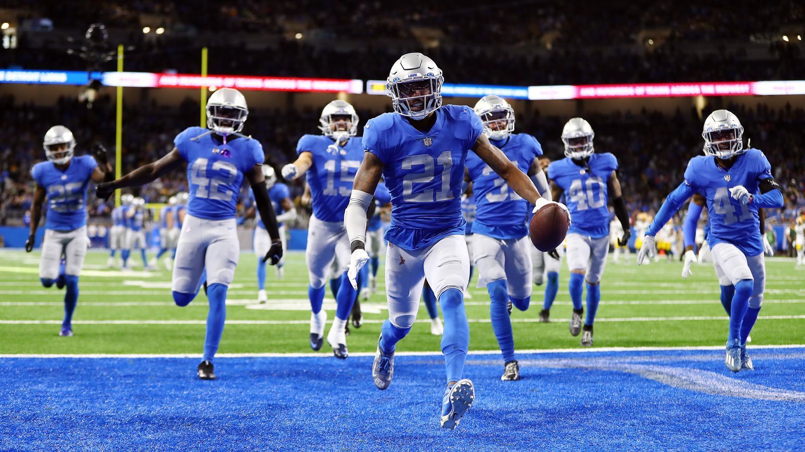 
                <strong>Detroit Lions - Needs: Defensive End/Cornerback/Quarterback</strong><br>
                Über den Detroit Lions schwebt die große Frage nach dem neuen und langfristigen Quarterback - Jared Goff wird kaum die Lösung sein. Auch bei den Passempfängern sind die Lions nicht besonders gut aufgestellt, aber mit Blick auf den Draft sollte die Defense das Hauptaugenmerk sein. Sowohl im Pass Rush als auch in der Secondary mangelt es an allen Ecken und Enden. Vergangene Saison ließ Detroit die meisten Passing Touchdowns (185) und das höchste Passer-Rating (101,1) gegnerischer Quarterbacks zu. Sollte sich Jacksonville für Ekwonu entschieden, dürfte Hutchinson ein No-Brainer sein. Als Cornerback käme wohl am ehesten Ahmad "Sauce" Gardner in Frage. Die O-Line ist ebenfalls ausbaufähig, aber da bietet die diesjährige Draft Class auch in den späteren Runden einiges an Potential.
              