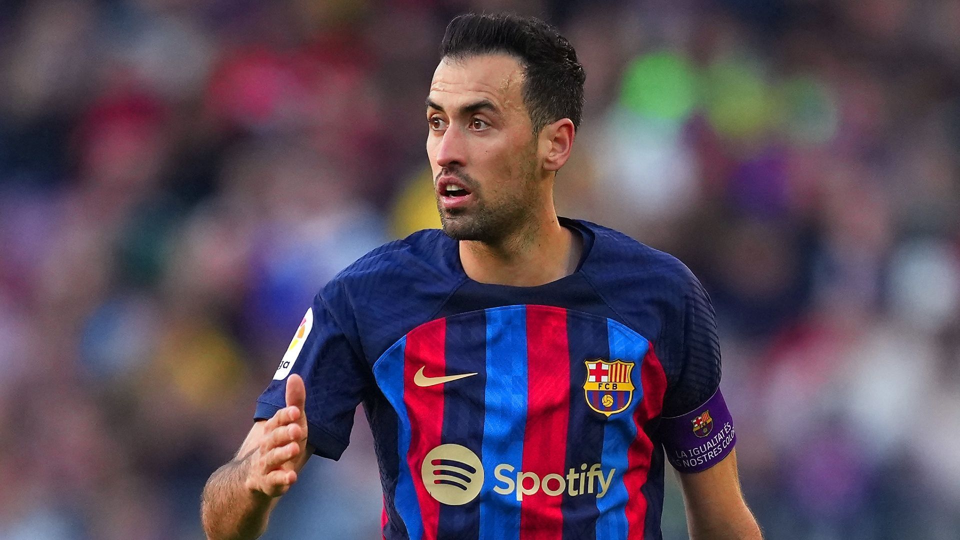 
                <strong>Platz 8: Sergio Busquets (FC Barcelona)</strong><br>
                Jahresgehalt: 23 Millionen EuroVertrag bis: 2023
              