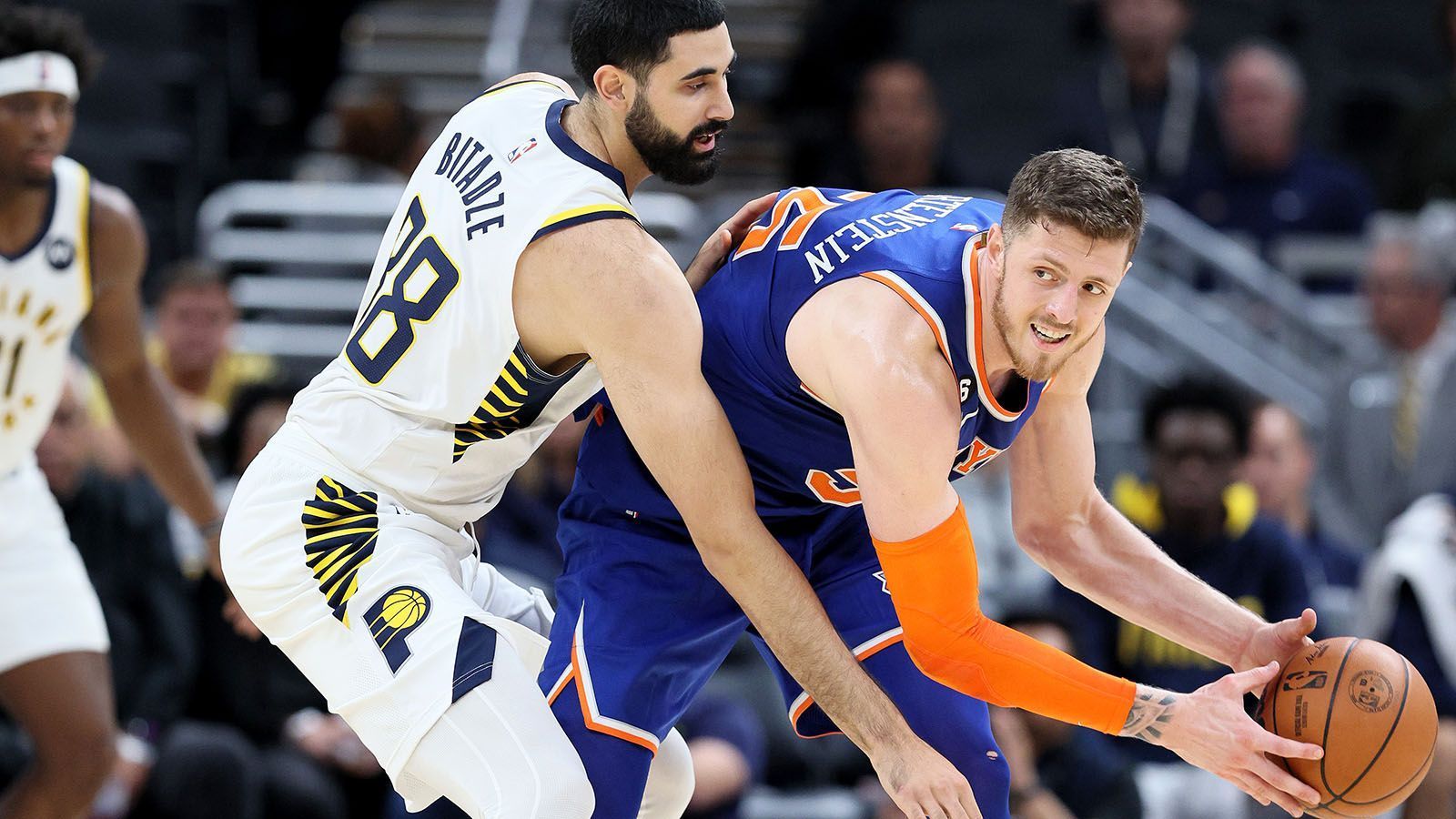 
                <strong>Isaiah Hartenstein (New York Knicks)</strong><br>
                Isaiah Hartenstein spielt bereits seit 2018 in der NBA, flog aber lange unter dem Radar. In der vergangenen Saison startete er bei den Los Angeles Clippers dann endlich so richtig durch. In 62 Spielen erzielte der 24-Jährige 8,3 Punkte, schnappte sich im Schnitt 4,9 Rebound und warf für rund 62,6 Prozent (46,7 Prozent Dreierquote) aus dem Feld. Diese Zahlen brachten ihm in der Offseason einen Zweijahresvertrag über 16 Millionen US-Dollar bei den New York Knicks ein. Dort wird Hartenstein vermutlich von der Bank kommen, könnte aber bei guten Leistungen durchaus auch Starter-Minuten bekommen.
              