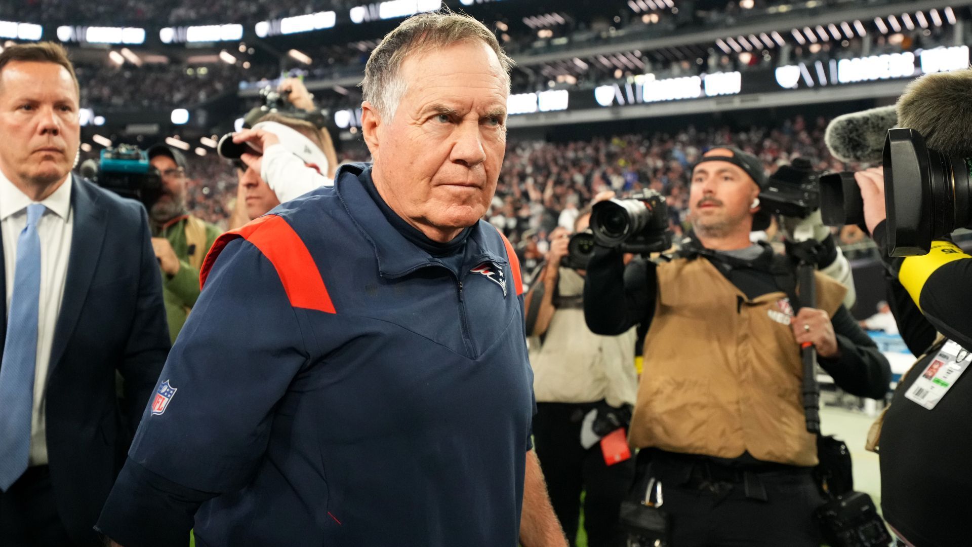 <strong>Platz 1 (geteilt): Bill Belichick - 165 Niederlagen</strong><br>
                Auch Legenden verlieren. Trotz sechs Super-Bowl-Titeln mit den New England Patriots musste Bill Belichick auch diverse Niederlagen einstecken. Nach dem Abgang von Tom Brady vor der Saison 2020 häufte sich die Zahl der Schlappen.