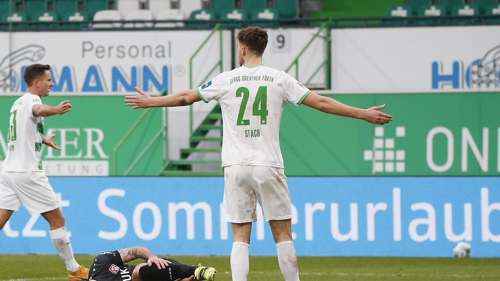 
                <strong>Gewinner: Anton Stach (SpVgg Greuther Fürth)</strong><br>
                Große Freude dürfte auch bei Anton Stach herrschen. Der Fürther Fußball-Profi wurde zum ersten Mal in die deutsche U21-Auswahl berufen - und dann gleich für die Gruppenphase der EM. Der Fürther "hat in den vergangenen Monaten starke Leistungen in der 2. Bundesliga gezeigt und ist zudem flexibel einsetzbar", erklärte Kuntz in der Mitteilung des Verbandes. Der Mittelfeldspieler mischt mit dem Kleeblatt aktuell im Aufstiegsrennen der 2. Liga kräftig mit. Im Spitzenspiel gegen Bochum erzielte er vor einer Woche sein erstes Profi-Tor.
              