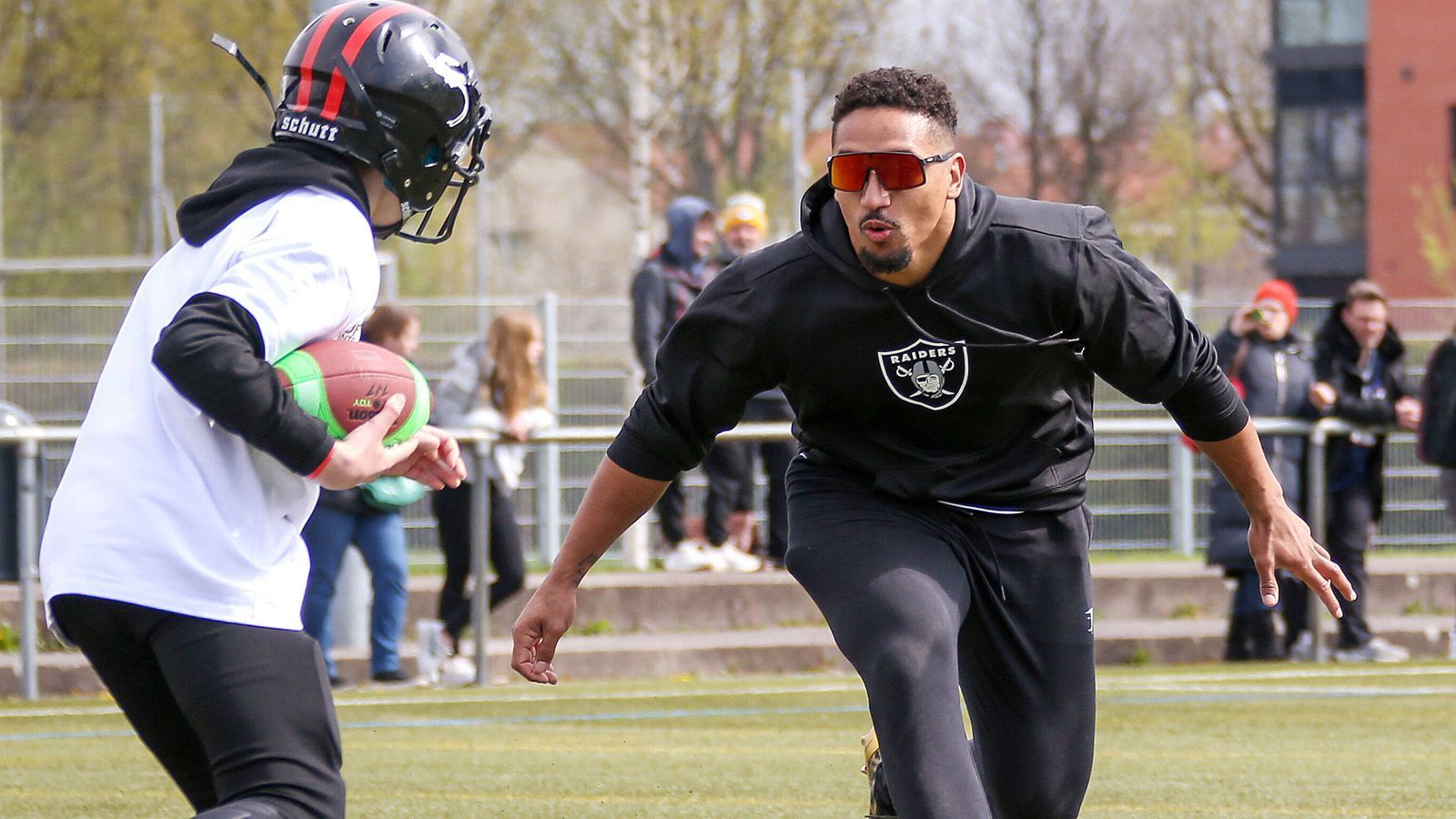 <strong>Jakob Johnson und die Surge</strong><br>
                In der Organisation der Teams gibt es aber auch prominente Namen. Jakob Johnson, der in der kommenden NFL-Saison erneut für die Las Vegas Raiders spielen wird, stieg als Gesellschafter bei Stuttgart Surge ein. Er will etwas bewegen. "Es hat nie an Talent gemangelt, aber an der nötigen Sichtbarkeit. Die European League of Football ist für die Spieler in Europa eine riesige Chance. Das ist der nächste Schritt, auf den wir so lange gewartet haben. Viel besser geht Football nicht", sagte Johnson.
