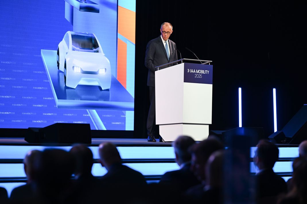 Friedrich Merz besucht die Automesse zum Start der IAA.