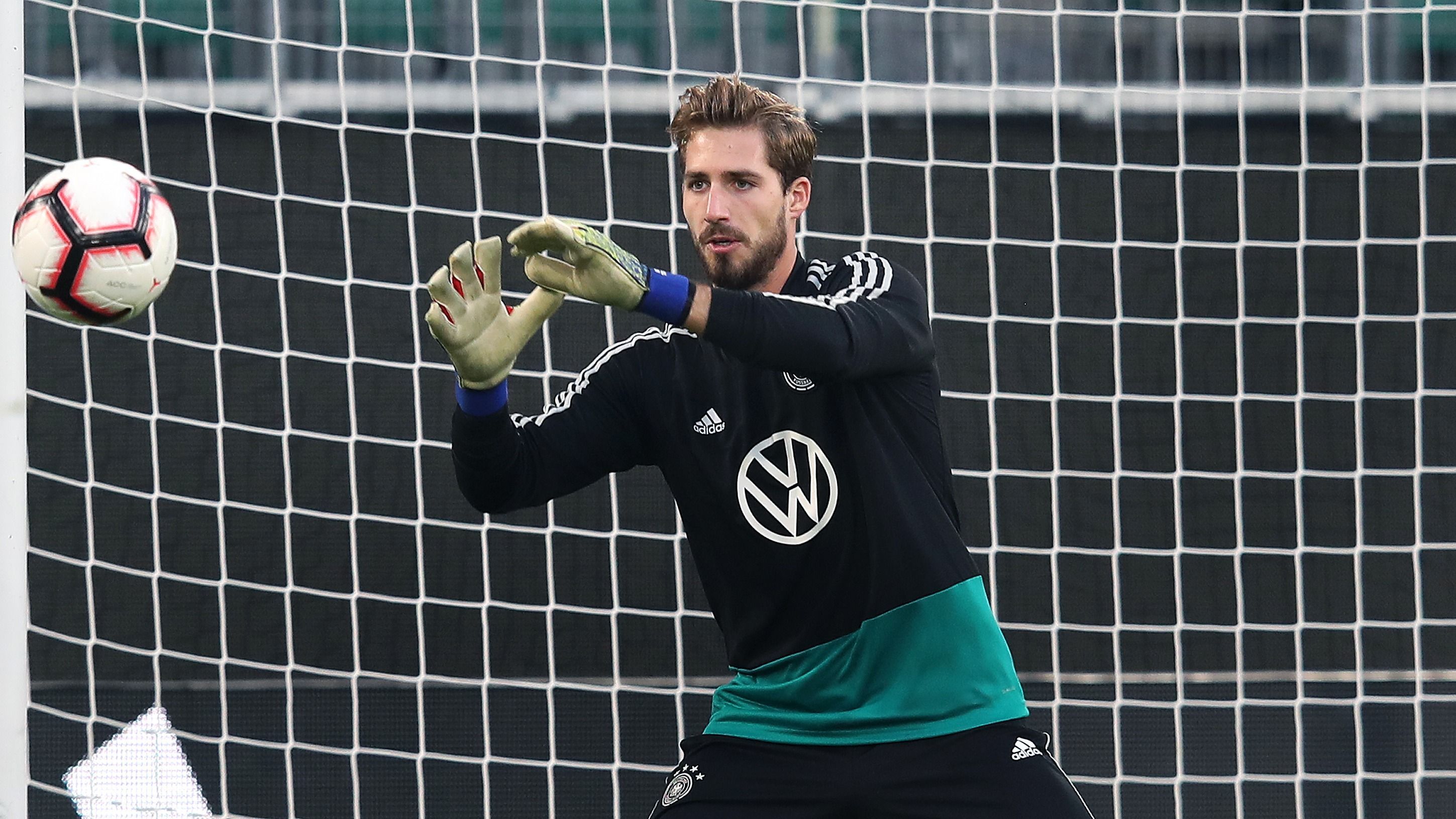 
                <strong>Torwart: Kevin Trapp </strong><br>
                Der Eintracht-Keeper Kevin Trapp zog sich im Spiel gegen 1. FC Union Berlin bei einem Zusammenprall einen Anriss der Rotatorenmanschette in der linken Schulter zu. Der 29-Jährige wird für den Rest der Hinrunde ausfallen und somit auch keine Option für die anstehenden Länderspiele sein.
              