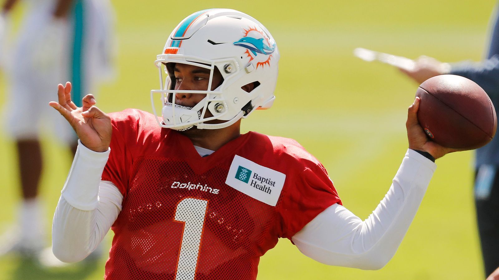 
                <strong>Tua Tagovailoa (Miami Dolphins)</strong><br>
                Tagovailoa stellt klar: "Ich bin bereit. Man bekommt das Kribbeln, wieder auf das Feld zu gehen, um mitmischen zu können. Es wird eine neue Szenerie, das ist also noch aufregender." Die Teamkollegen sind schon begeistert. "Der Junge ist bereit. Er tut alles, damit er gesund ist. Er ist ein fleißiger Junge. Ich bin froh, dass wir ihn haben. Ich freue mich darauf zu sehen, was er dieses Jahr bringt. Ich bin auf jeden Fall aufgeregt. Ich denke, er wird es gut machen", sagte Linebacker Jerome Baker. Fitzmagic hofft, dass Tua lernen kann, "indem er mir von der Bank zusieht. Doch falls er startet, werde ich mein Bestes tun, um ihn zu unterstützen und ihm zum Erfolg zu verhelfen. Er ist ein unglaublicher Junge."
              