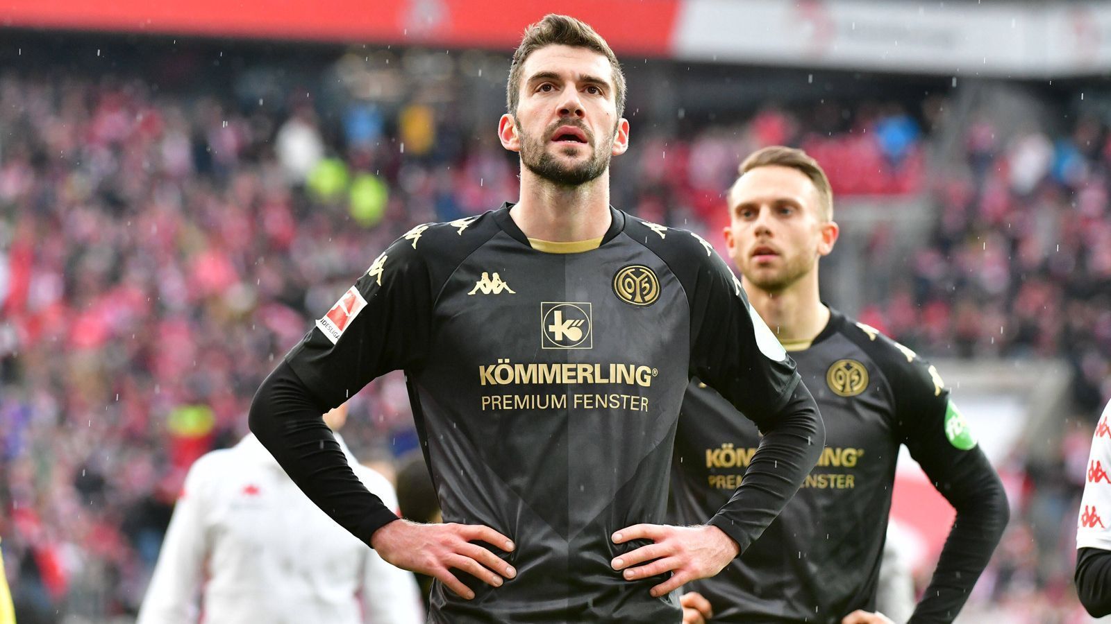 
                <strong>Platz 6 (geteilt): Stefan Bell (1. FSV Mainz 05)</strong><br>
                &#x2022; Im Verein seit: 01.07.2010 (elf Jahre, neun Monate und 18 Tagen)<br>&#x2022; Vertrag bis zum: 30.06.2023<br>&#x2022; Pflichtspiele für den Verein: 244<br>
              