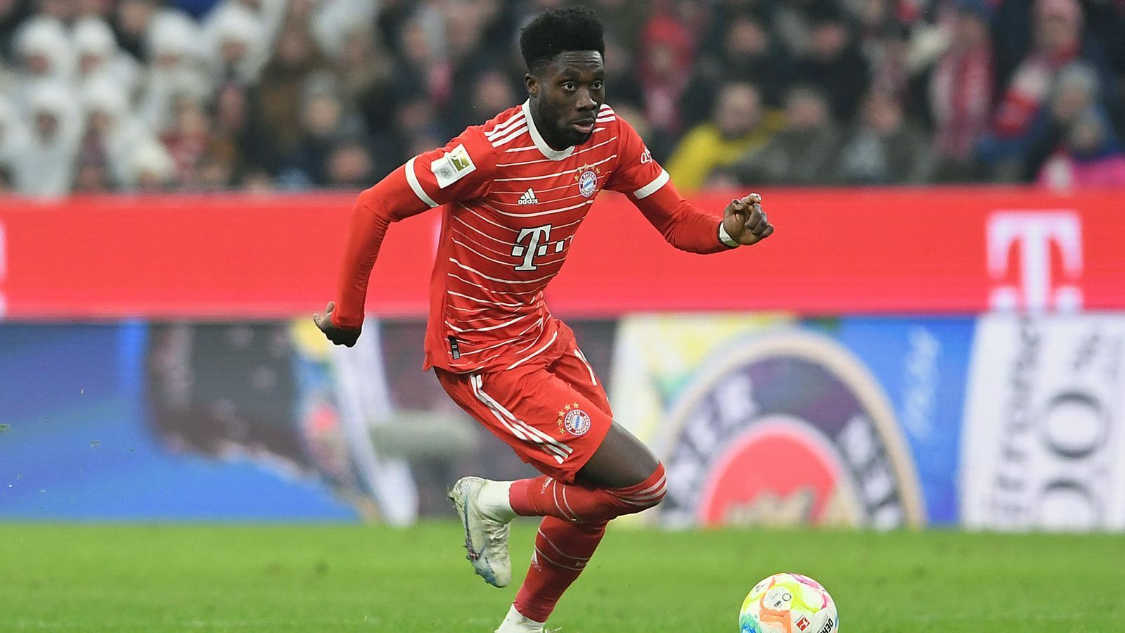 
                <strong>Alphonso Davies</strong><br>
                Der Kanadier kommt zur zweiten Hälfte für Müller und rückt auf seine gewohnte Position links mit Zug nach vorne. Hinten nicht gefordert, offensiv ohne entscheidende Impulse. ran-Note: 3
              