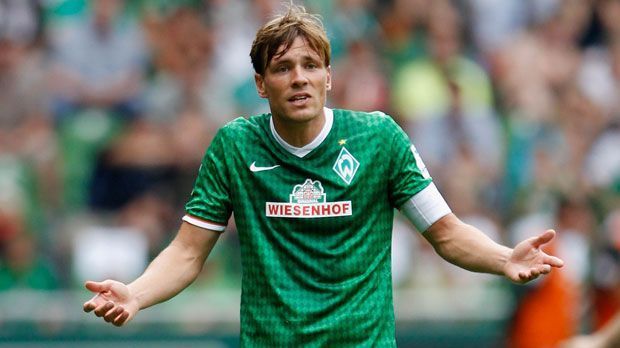 
                <strong>SV Werder Bremen Heimtrikot</strong><br>
                Das Trikot symbolisiert die Werder-Identität, indem es komplett mit Karos in Grüntönen gehalten ist. Zusätzlich hat es weiße Ärmelbündchen mit einem orangenem Akzent
              