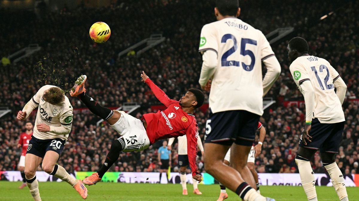 Uniteds Amad Diallo (M.) im Duell mit Jarrod Bowen