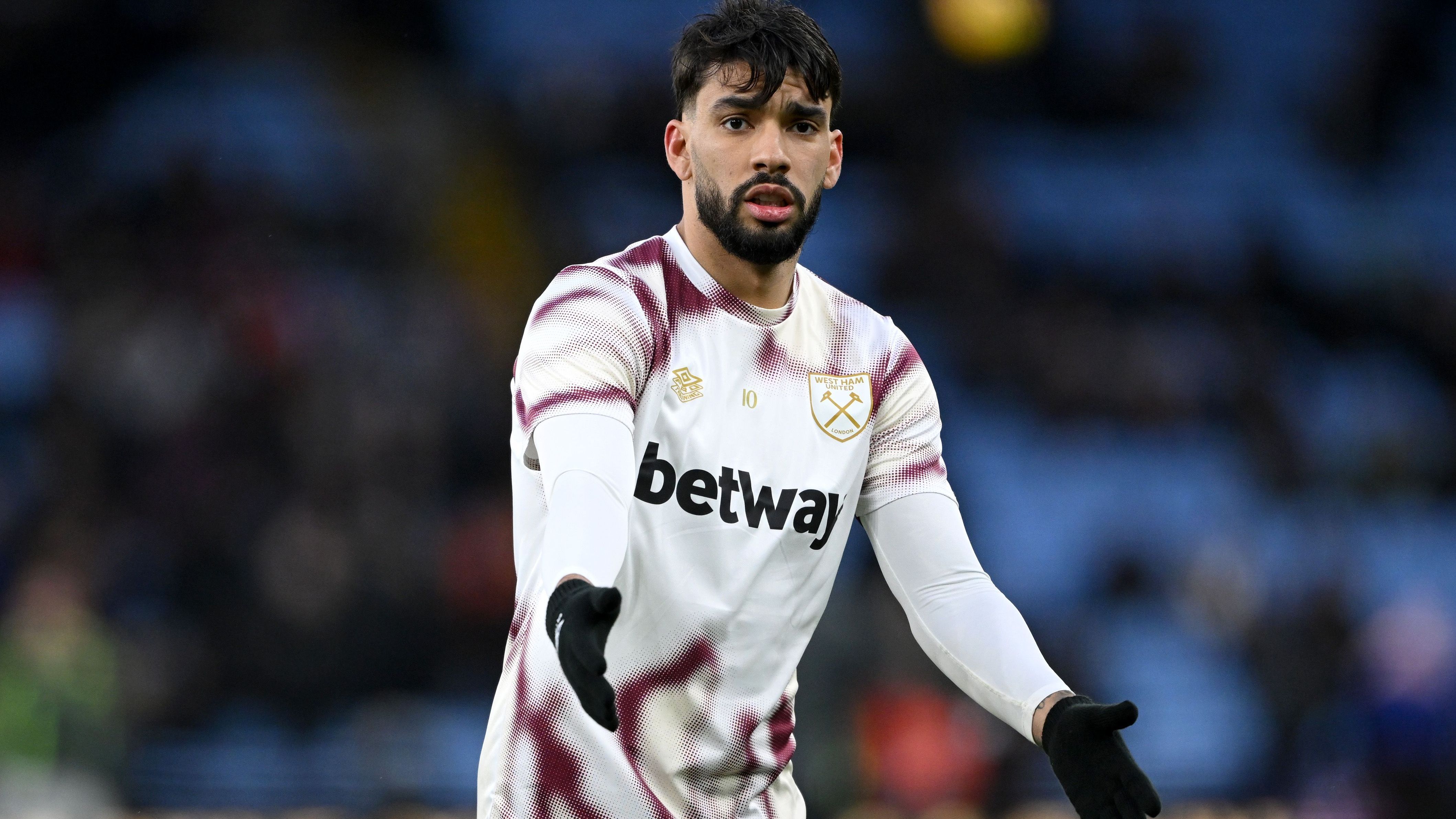 <em><strong>Lucas Paqueta und Co.: Die längsten Sperren im Fußball<br></strong>Die Karriere von Lucas Paqueta könnte wohl sehr früh enden.&nbsp;Dem Brasilianer droht eine lebenslange Sperre. Der Profi von West Ham United soll absichtlich Gelbe Karten provoziert und in der Heimat genau darauf Wetten platziert haben. So konnten Verwandte und Freunde Paquetas&nbsp; abkassieren. Laut "Sky" fordert die FA daher eine lebenslange Sperre des 27-Jährigen. Paqueta beteuert weiterhin seine Unschuld.&nbsp;<strong>ran</strong> zeigt eine Auswahl der längsten Strafen. (Stand: 6. März 2025)</em>