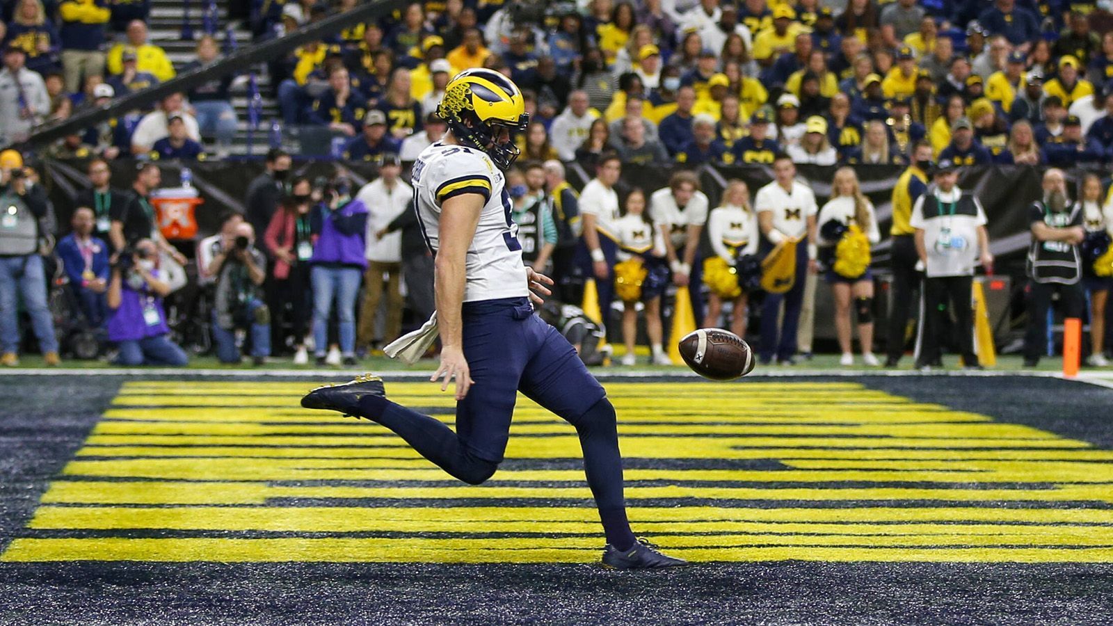 
                <strong>5. Platz - Punter: Brad Robbins, Michigan</strong><br>
                Oft musste Brad Robbins in diesem Jahr für Michigan nicht punten. Und wenn, dann meist aus einer guten Feldposition heraus. Daher ist sein Punt-Durchschnitt von 42,3 Yards nicht wirklich herausragend. Aber er ist ein Punter, der wirklich in der Lage ist, konstant eine Hängezeit auf NFL-Niveau abzuliefern. Robbins ließ in diesem Jahr kaum Returns zu und erzwang bei 48,8 Prozent seiner Punts Fair Catches, eine der höchsten Quoten der Nation. Er schaffte es in diesem Jahr auch, Touchbacks komplett zu vermeiden, während er 16 Punts innerhalb der 20er Linie versenkte. 
              