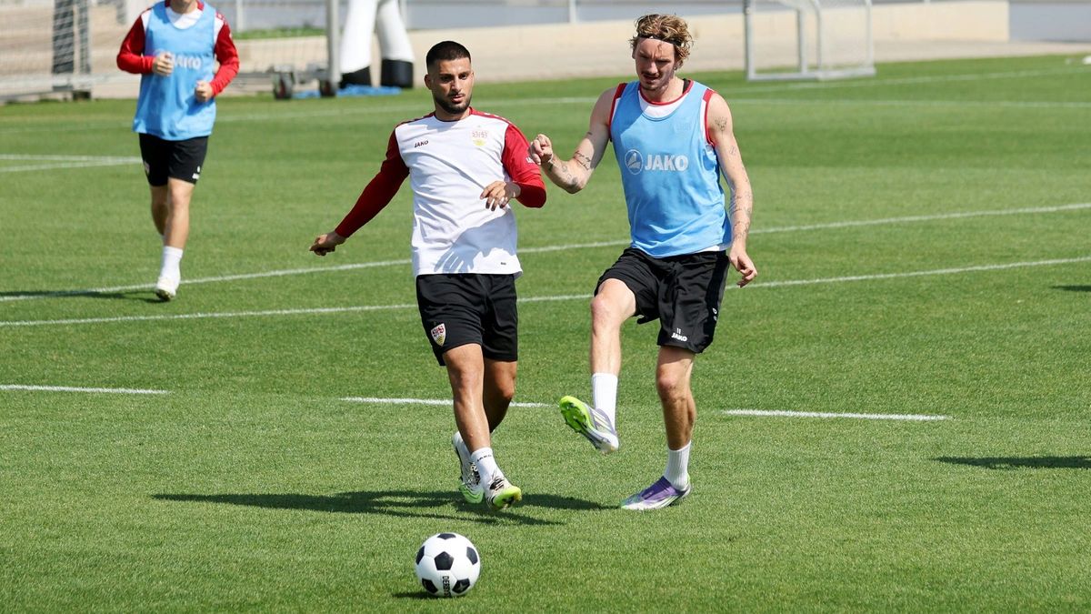 Deniz Undav (l.) im Duell mit Nick Woltemade (r.)