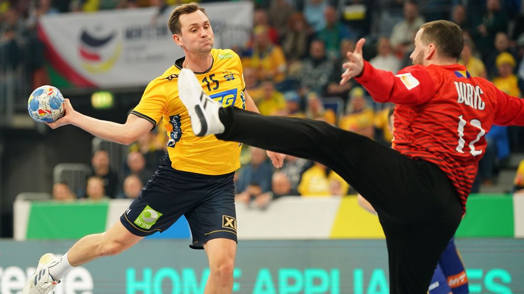 Die Mitfavoriten Schweden und Dänemark sind mit Siegen in die Handball-EM in Deutschland gestartet.