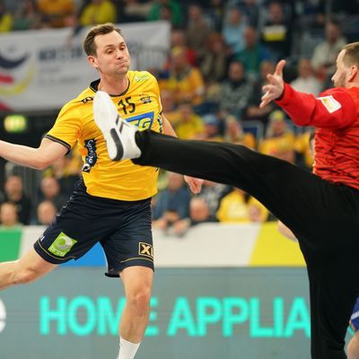 Die Mitfavoriten Schweden und Dänemark sind mit Siegen in die Handball-EM in Deutschland gestartet.