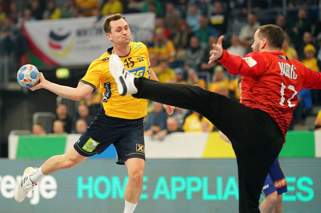 Schwedens Hampus Wanne (l.) wirft bei der Handball-EM aufs Tor von Bosnien-Herzegowina.