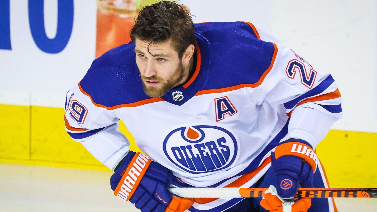 
                <strong>Leon Draisaitl (Edmonton Oilers)</strong><br>
                Mega-Saison mit bitterem Ende, besser kann man die Spielzeit 2022/23 für den besten deutschen Eishockey-Spieler wohl kaum zusammenfassen. In der Regular Season stellte der Stürmer eine neue persönliche Bestmarke in Sachen Scorerpunkte auf. Seine Ausbeute: Sage und schreibe 128 Zähler. Der ligaweit zweitbeste Wert hinter seinem Oilers-Teamkollegen Connor McDavid. Auch die meisten Powerplay-Tore konnte der 27-Jährige auf sich vereinen, dazu die zweitmeisten Powerplay-Punkte und die zweitmeisten Siegtreffer. In der Postseason ging es dann ähnlich furios los...
              