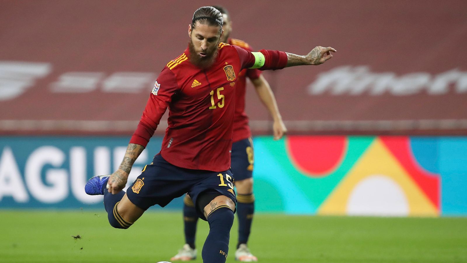 
                <strong>Abwehr: Sergio Ramos (Spanien) </strong><br>
                Der Abwehr-Routinier ist trotz Stammplatz bei Paris St. Germain bei Nationalcoach Luis Enrique nicht mehr gefragt. Seit März 2021 wurde der langjährige Kapitän nicht mehr berücksichtigt.
              