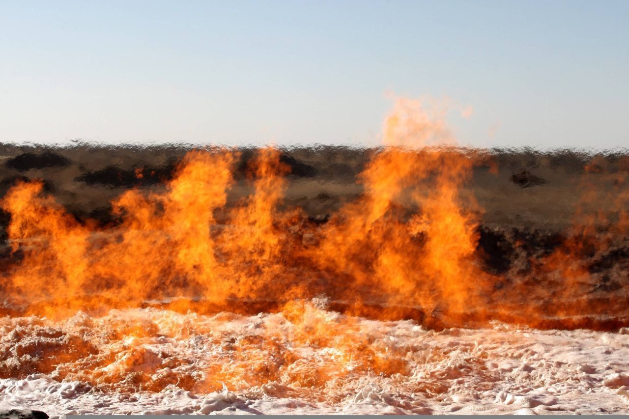 Dringt aufsteigende Erdgas bis zur Oberfläche, kann es dort ein "ewiges Feuer" entzünden wie hier im turkmenischen Derweze.