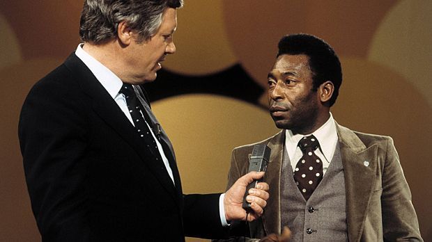 
                <strong>Pele</strong><br>
                Pele sammelte als einer der größten Fußballer aller Zeiten natürlich auch reichlich Kameraerfahrung. Hier wird er von Wim Thoelke für die Sendung "Der Große Preis" interviewt. Aber auch im Kino war die brasilianische Fußball-Legende zu sehen.
              
