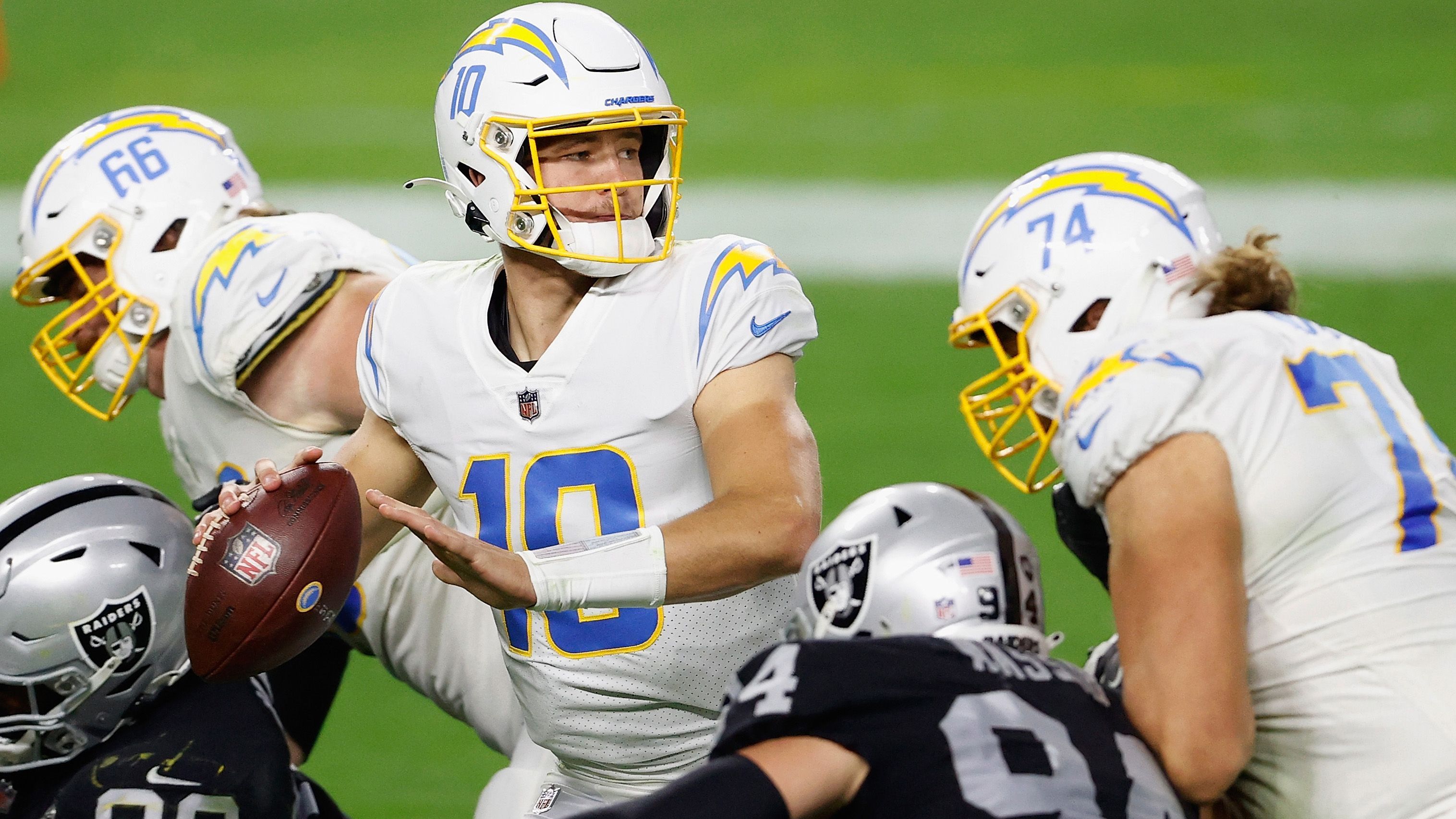 
                <strong>Los Angeles Chargers - 2020</strong><br>
                Zusammen mit den Rams wurden auch die Chargers 2020 vom Hard-Knocks-Team begleitet. Zwar reichte es mit einer 7-9-Bilanz am Ende nicht für die Playoffs, sowohl während der Show als auch während der Saison stellte sich Rookie-Quarterback Justin Herbert aber als neuer Star heraus. In der kommenden Saison gehören die Chargers nun zum erweiterten Favoritenkreis. 
              