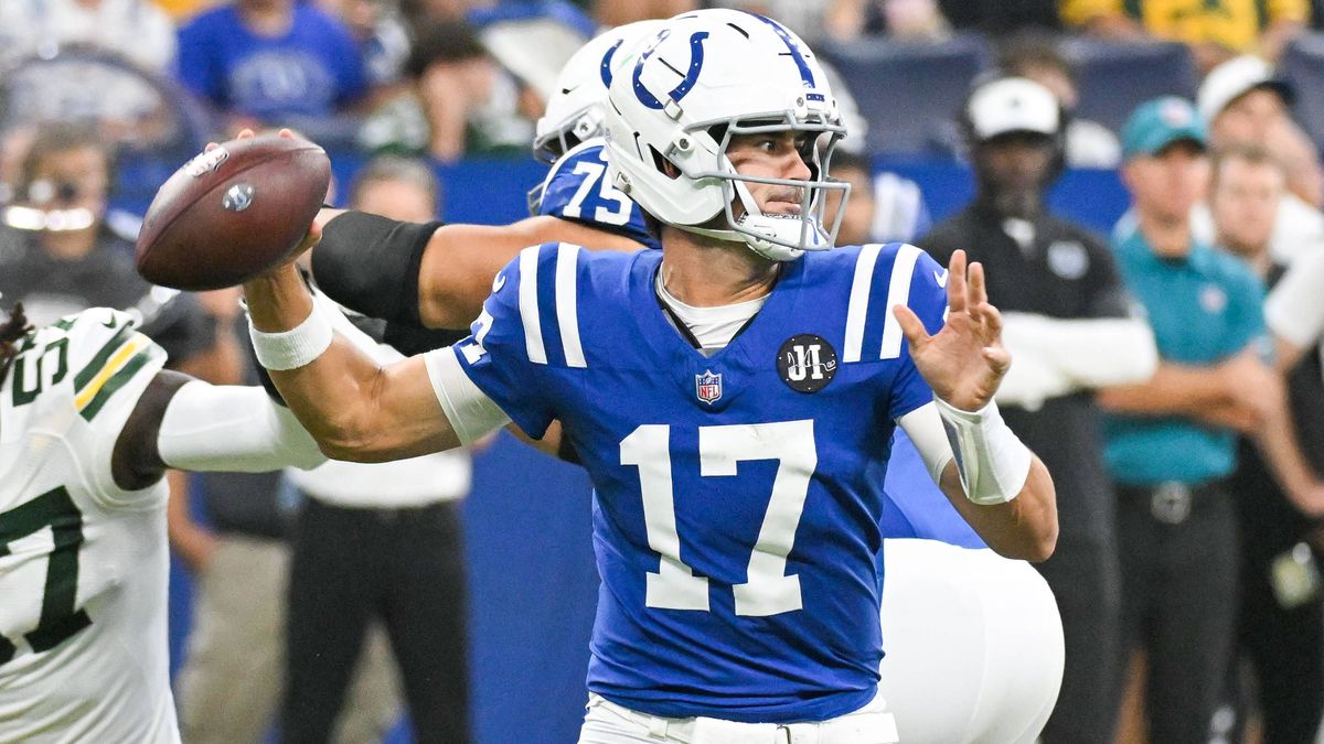 NFL, American Football Herren, USA Green Bay Packers at Indianapolis Colts Aug 16, 2025; Indianapolis, Indiana, USA; Indianapolis Colts quarterback Daniel Jones (17) throws a pass during the first ...
